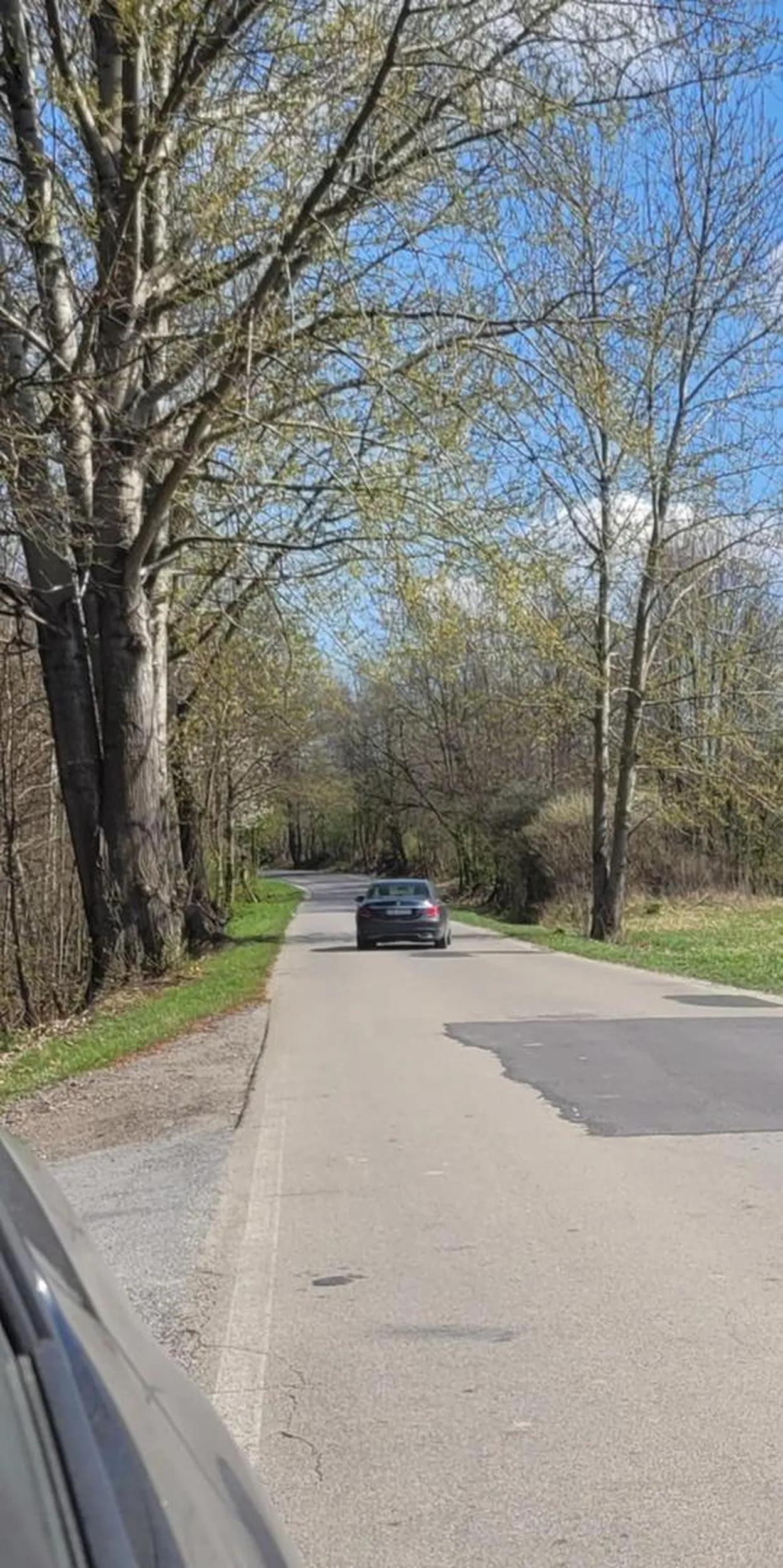 Czarny Mercedes, gość jeździ bez blizny i spodnie, zajeżdża drogę i obnaża się przed kobieta.