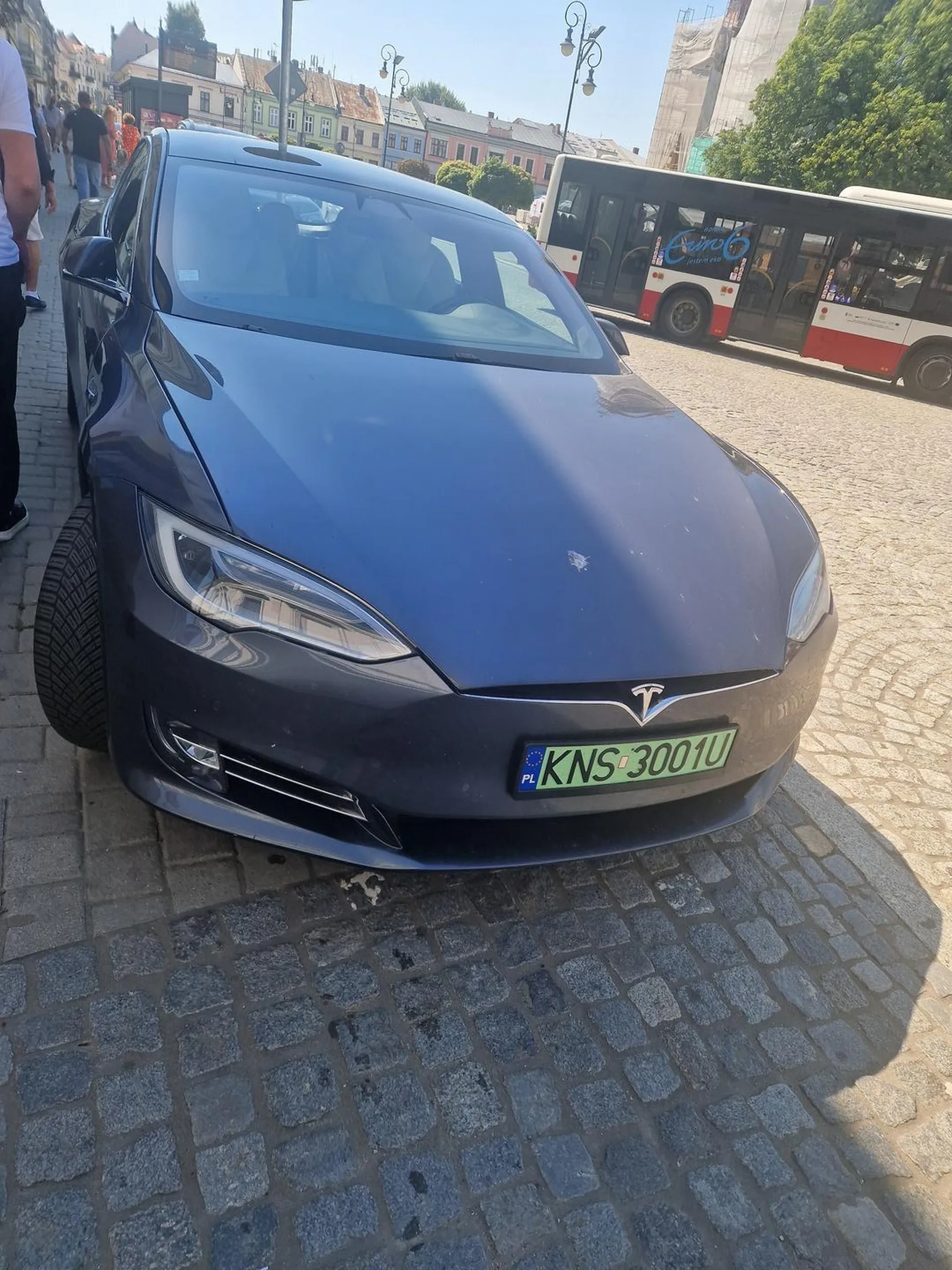 Parkowanie na chodniku w centrum miasta..