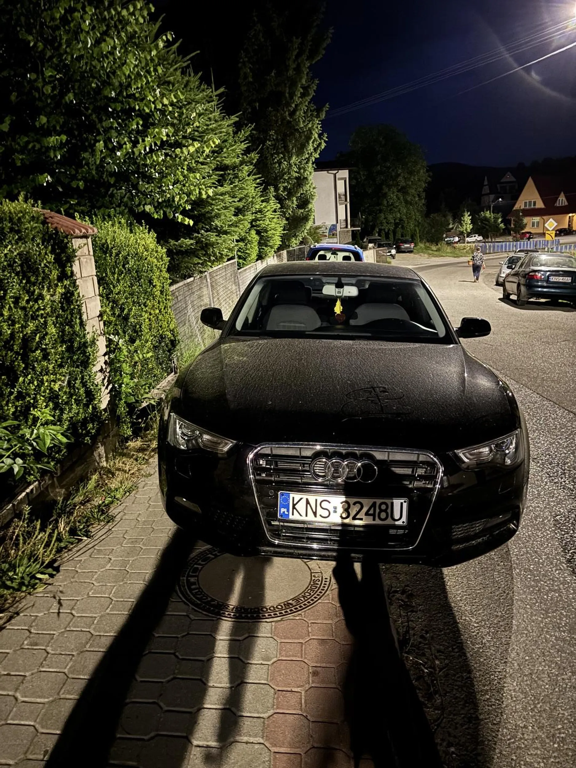 Auto blokuje chodnik! Brak możliwości przejazdu wózkiem