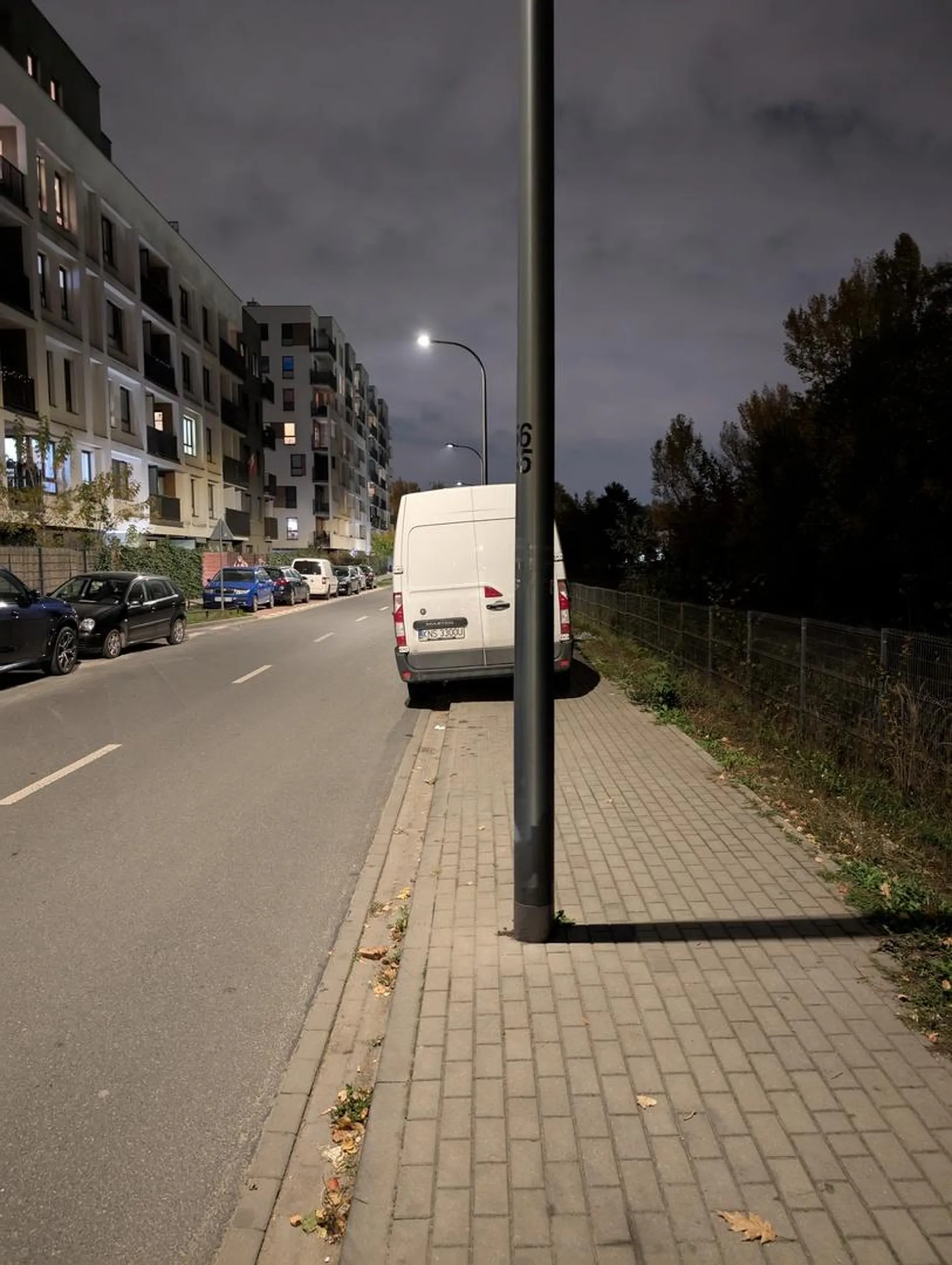 Tak trochę za mało miejsca kierowniku zostawiłeś.