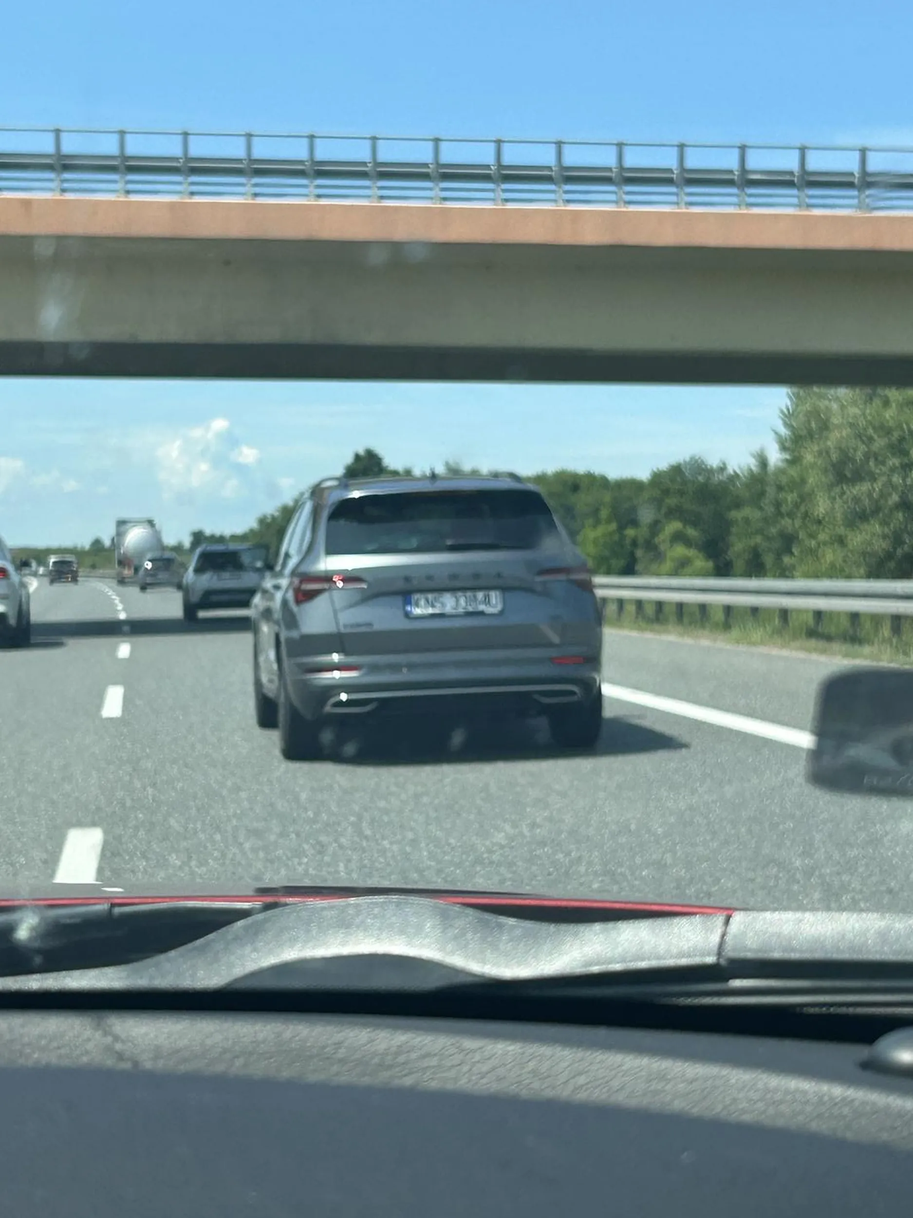 ktos kto dal tej pani prawo jazdy ewidentnie byl niezle pie*******ty wyprzedzajac na autostradzie i zjezdzajac przed nas zamiast zjechac przed to wjechala by prosto w nas gdyby nie to ze odbilismy mocno w prawo gdzie widac jeszcze bylo oznaczenie ze jest male dziecko w aucie dodatkowo wyprzedzajac pozniej ja bezczelnie sie smiala UPADEK CZLOWIEKA