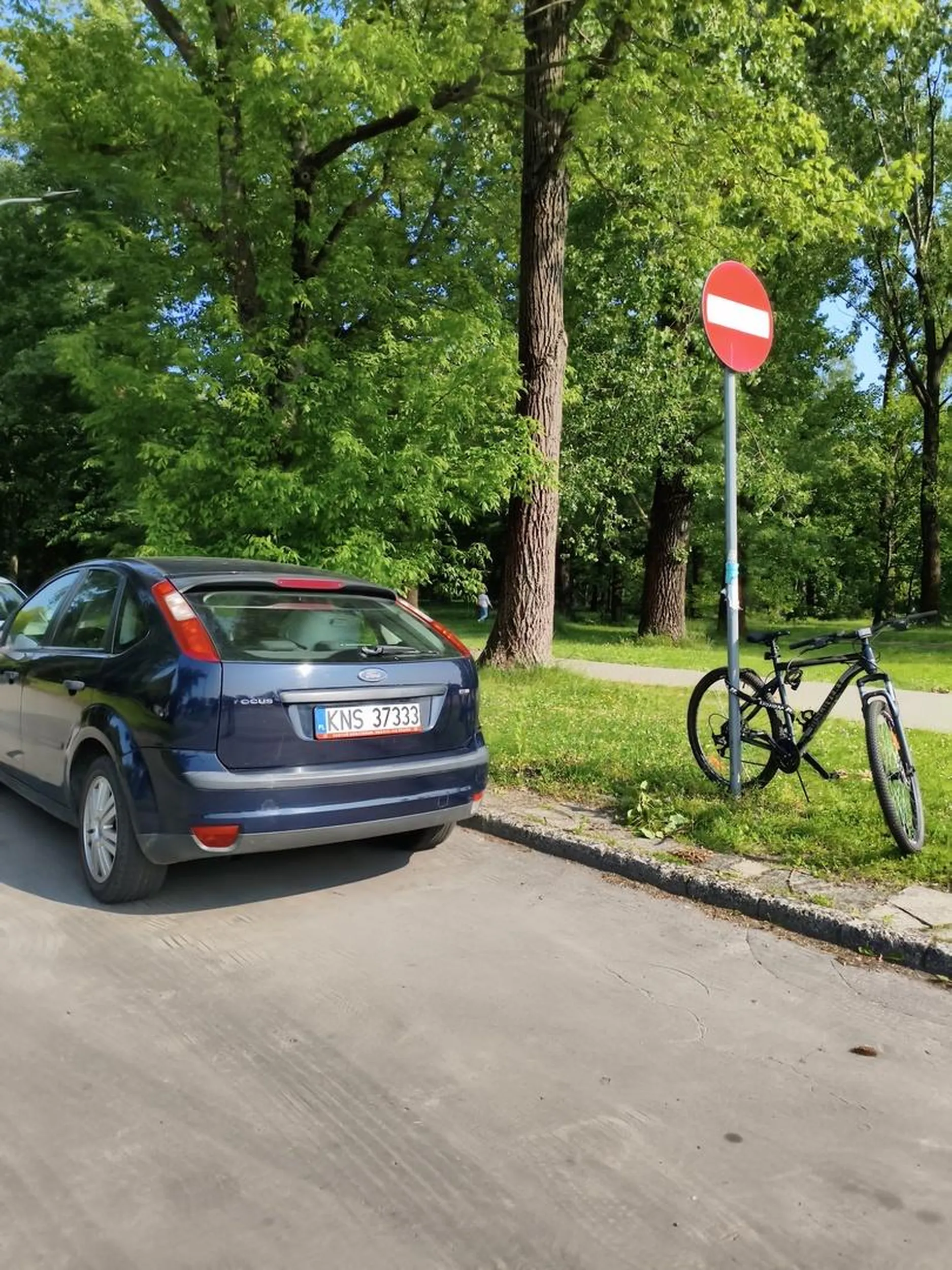 Parkowanie, parkowaniem, ale wjechał pod prąd...