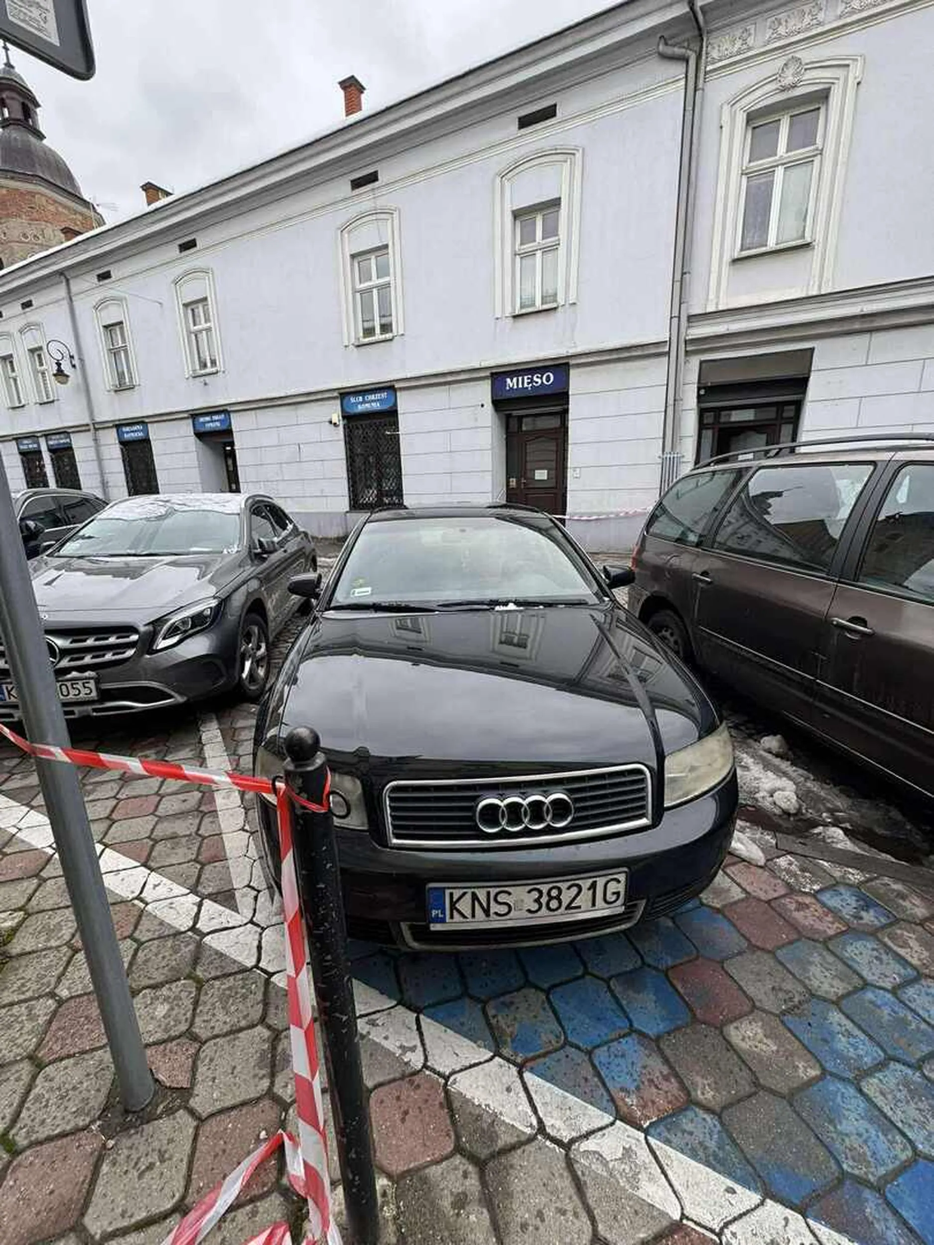 Witam pewnego dnia podczas drogi do szkoły. Idę i widzę pana KNS 3821G który stanął na miejscu inwalidzkim bez karty inwalidzkiej. Sprawa została zgłoszona do stołecznej komedy policji w nowym sączu. Mam nadzieje że taka sytuacja juz sie nie powtóży sam nie posiadam auta ale wiem jak sie prowadzi traktor i ja tak nie parkuje. Serdecznie pozdrawiam sluchaczy oprocz kierowcy auta marki audi