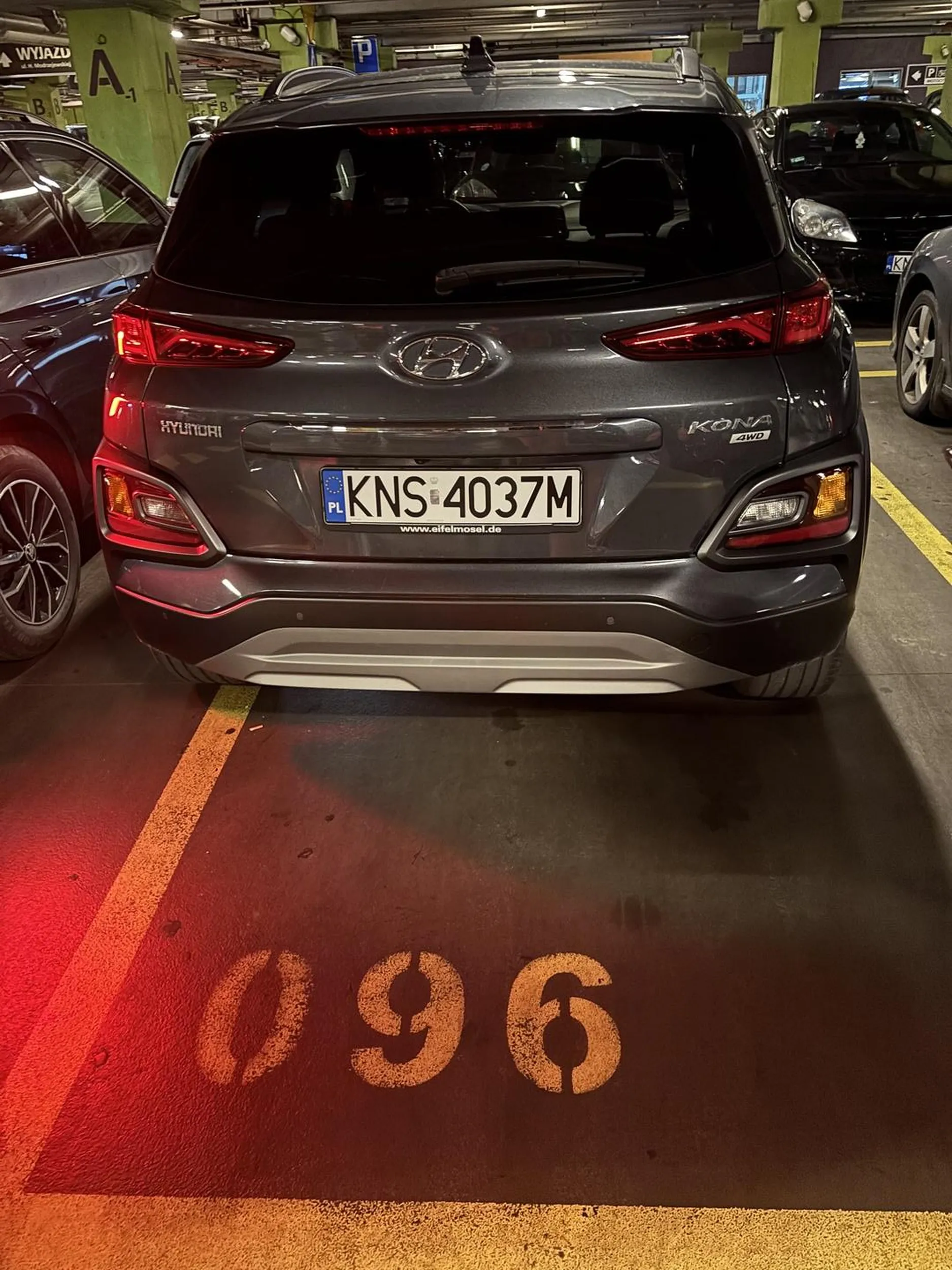 Kierowca bez wyobraźni. Nie potrafi zaparkować w lini, uniemożliwia to wejście do samochodu.