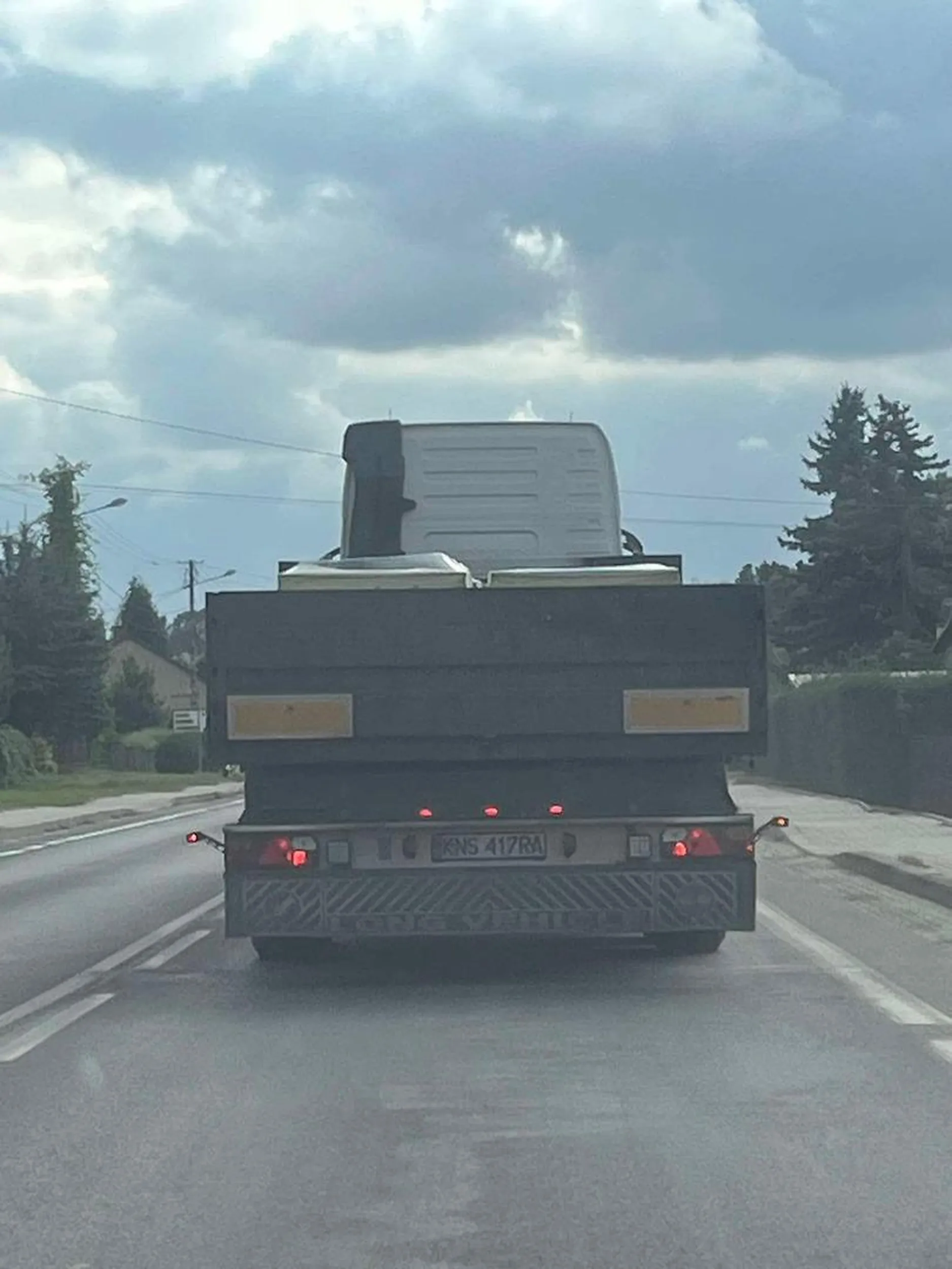 Weź chłopie lepiej zabezpieczaj towar na pace bo mam szybę do wymiany.