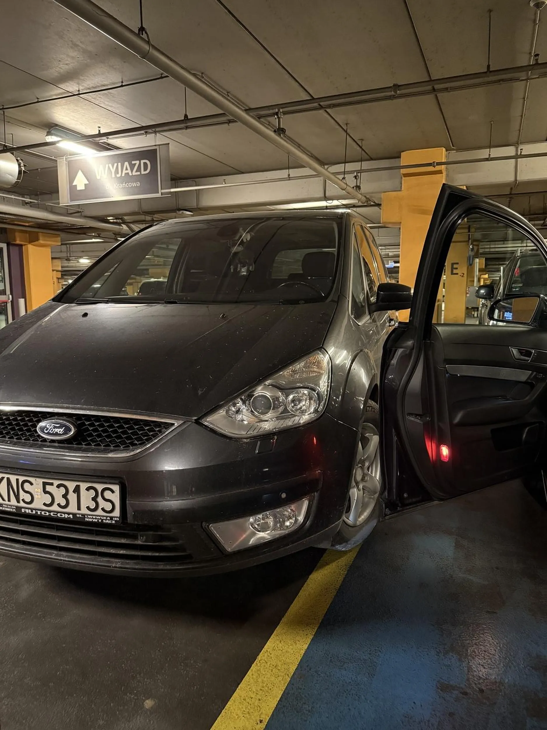 Galeria trzy Korony Nowy Sącz tak stanął że osobą na wózku nie ma jak wziasc do samochodu ??