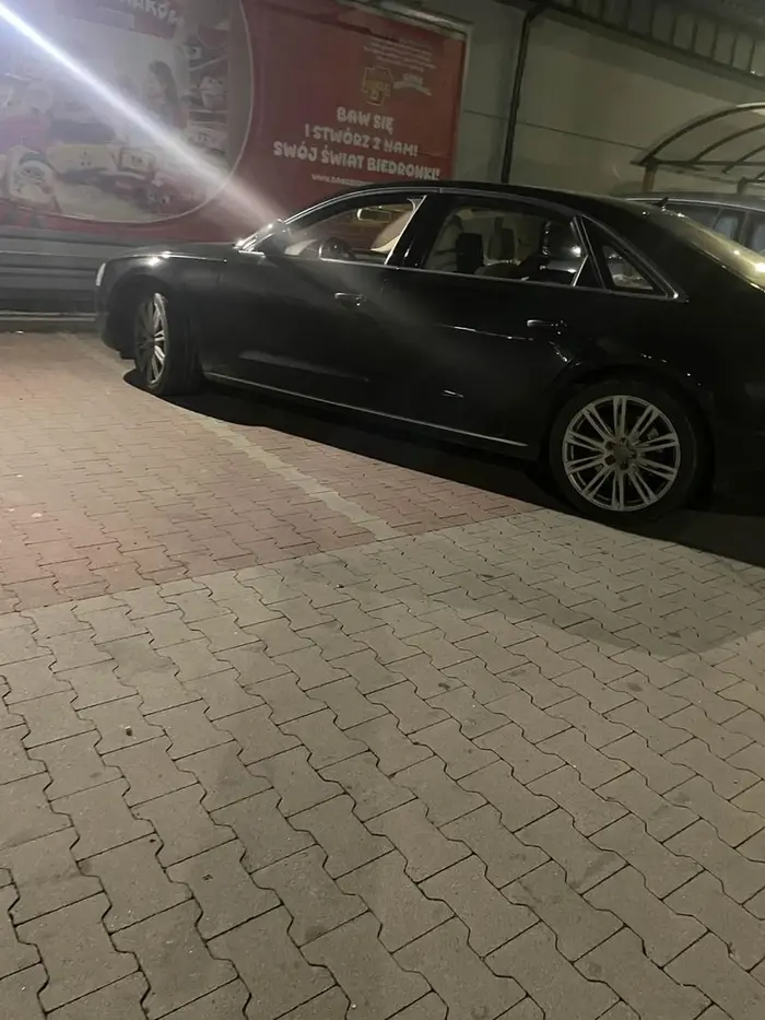 Mistrz parkowania. Cały parking pusty ale musiał stanąć obok t to jeszcze krzywo.