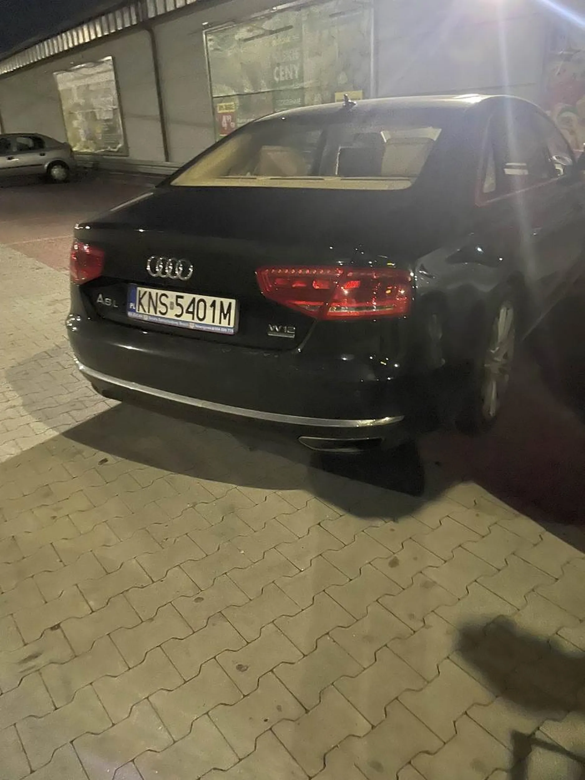 Mistrz parkowania. Cały parking pusty ale musiał stanąć obok t to jeszcze krzywo.
