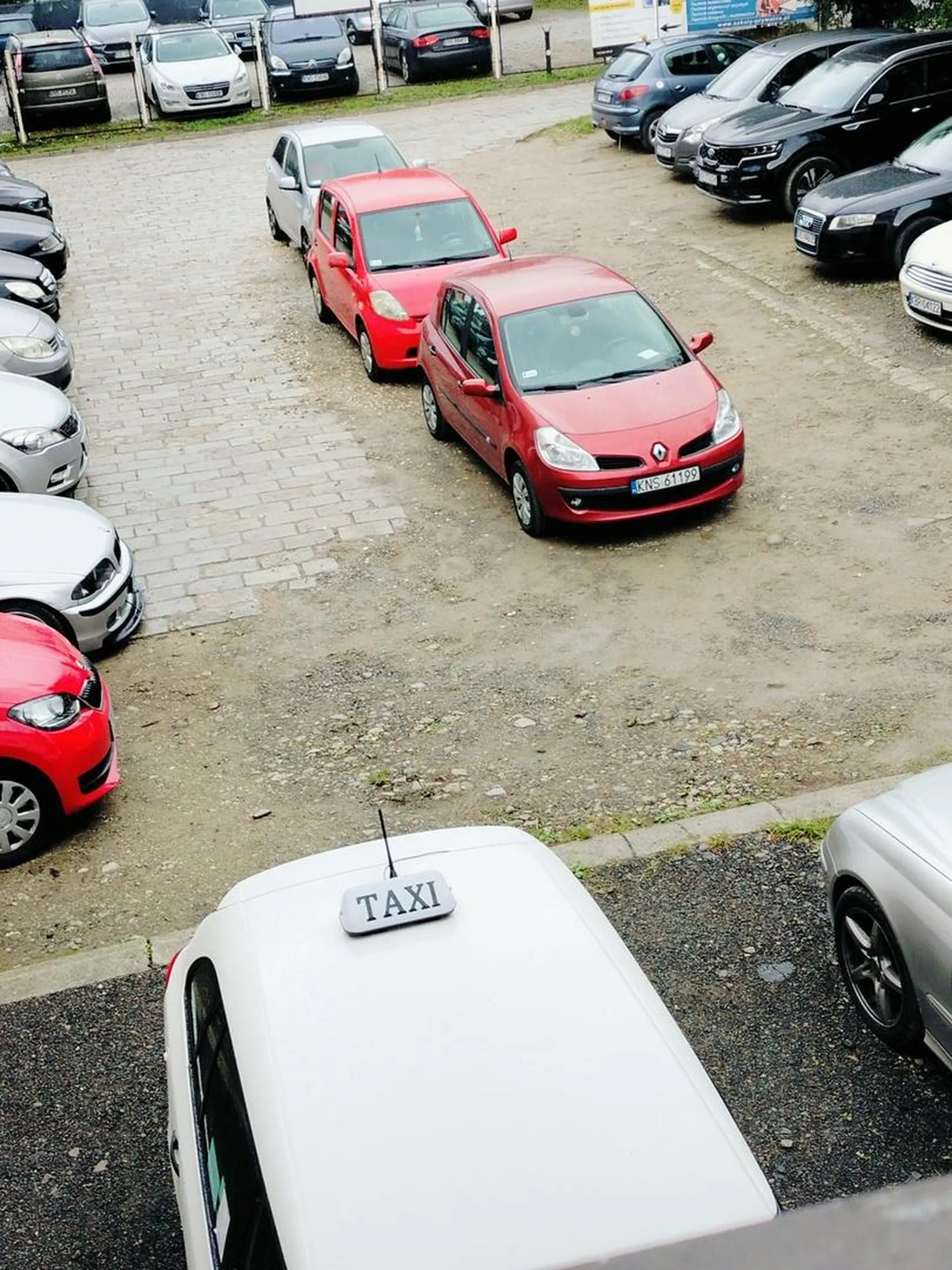 Pani zaparkowała na środku parkingu szkolnego i stworzona tzw. Kolumnę samochodową