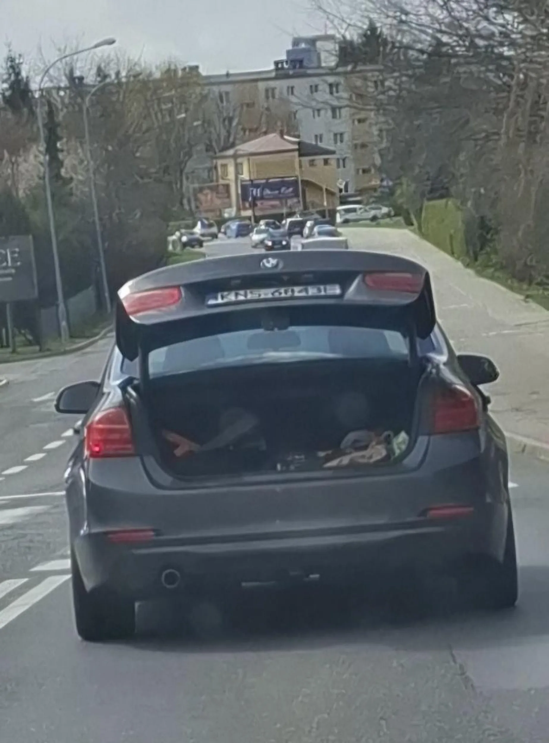 Chyba pan sobie zapomniał bagażnika zamknąć