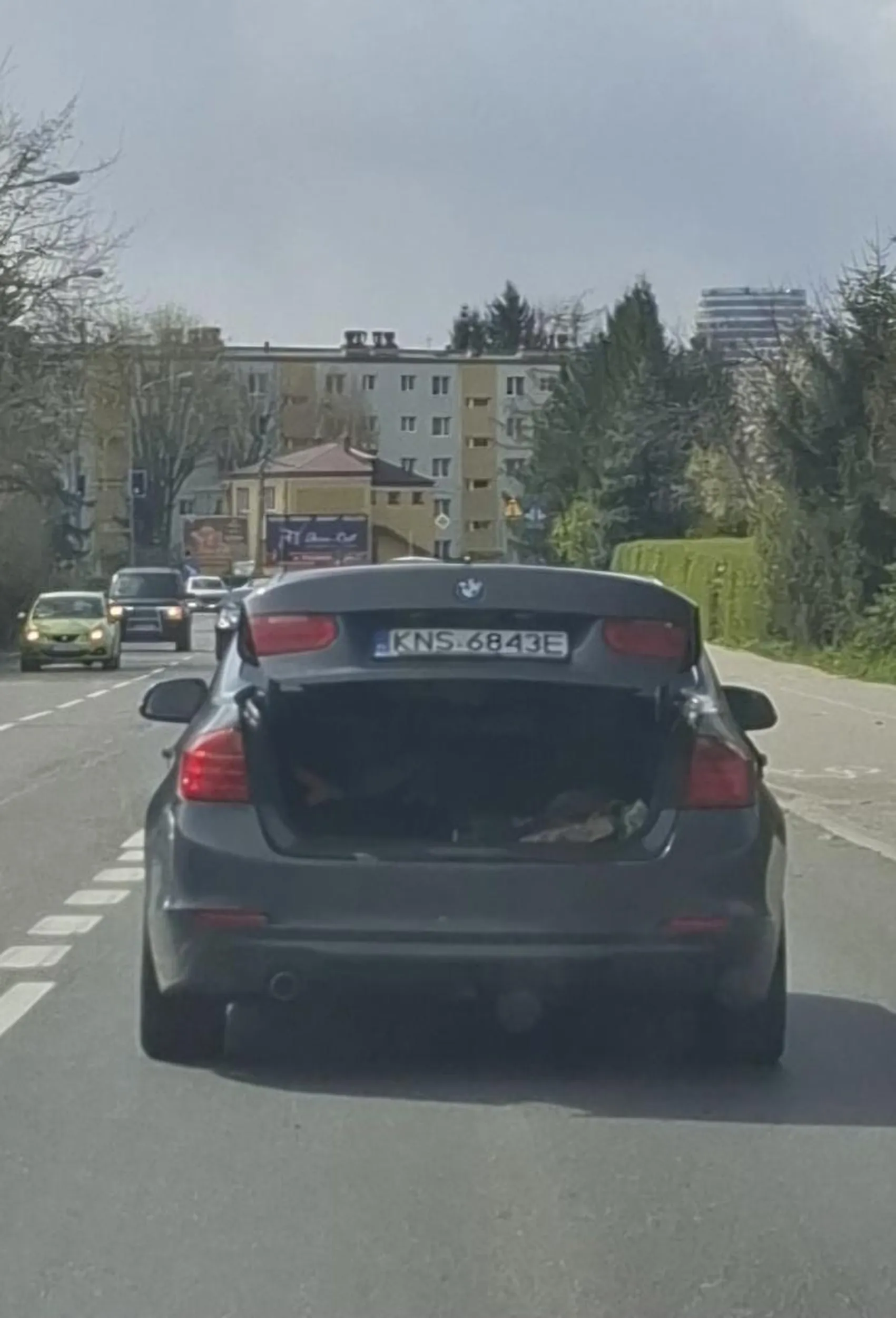 Chyba pan sobie zapomniał bagażnika zamknąć