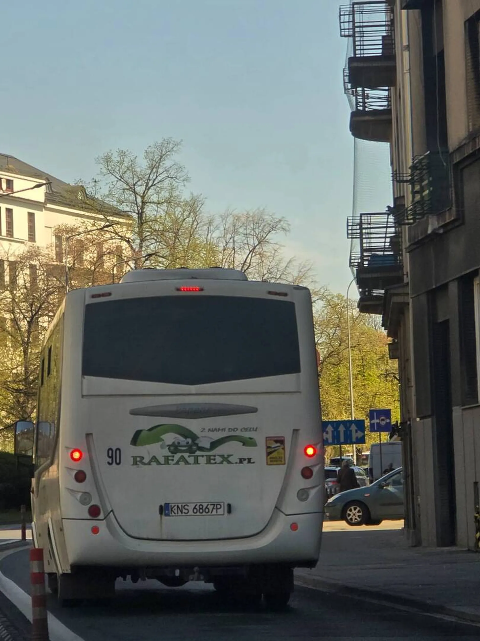 J*bany kierowca busa, który z powodu auta do skręcającego na buspasie/ skręcie w prawo, wymuszając pierwszeństwo ryje się nagle bez kierunkowskazu na środkowy pas mając gdzieś to że byłem w tym momencie nie za nim a centralnie obok niego . Gdyby nie awaryjne hamowanie typ by mnie wywalił bokiem na lewy pas