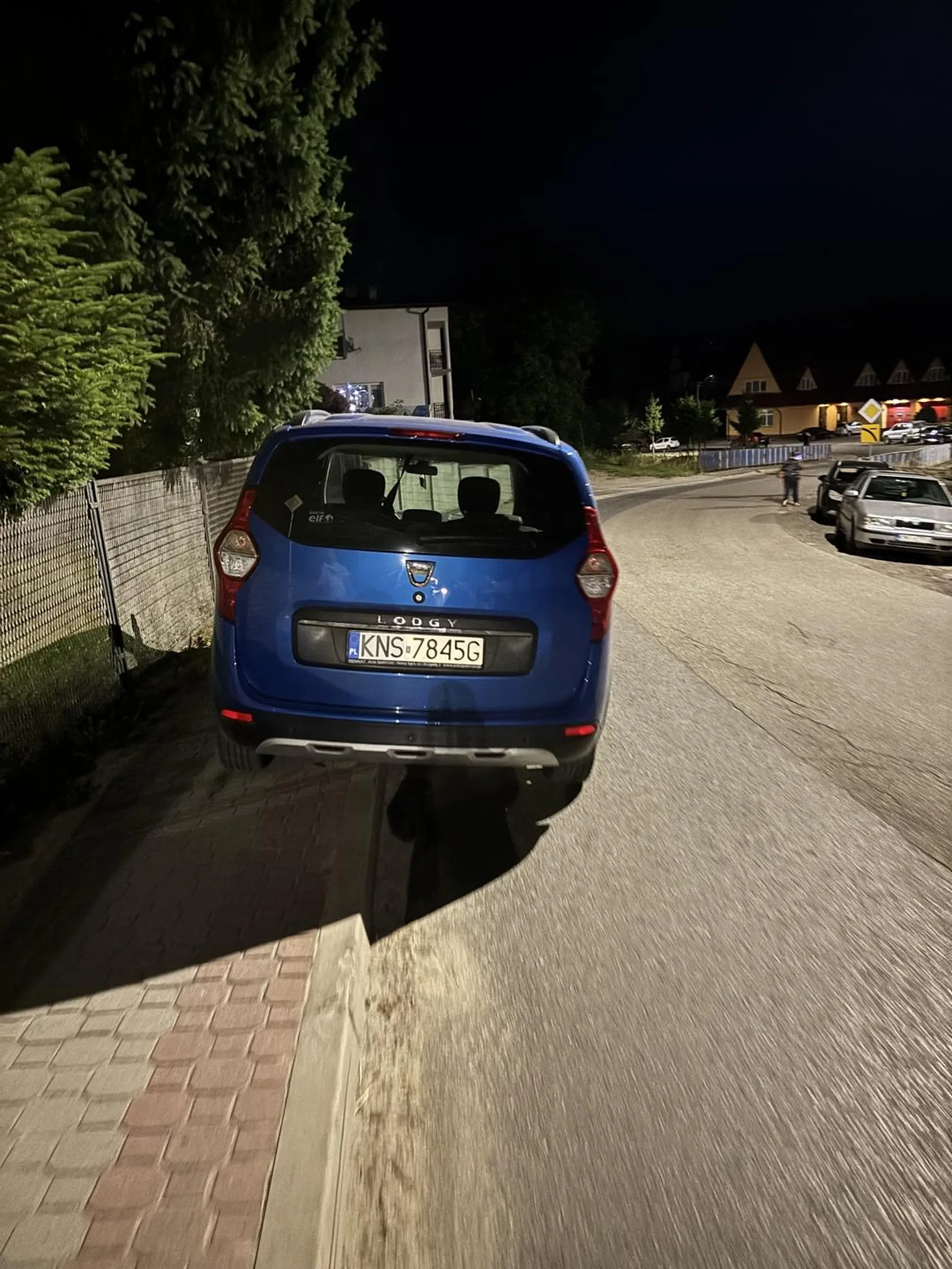 Auto blokuje chodnik! Brak możliwości przejazdu wózkiem !