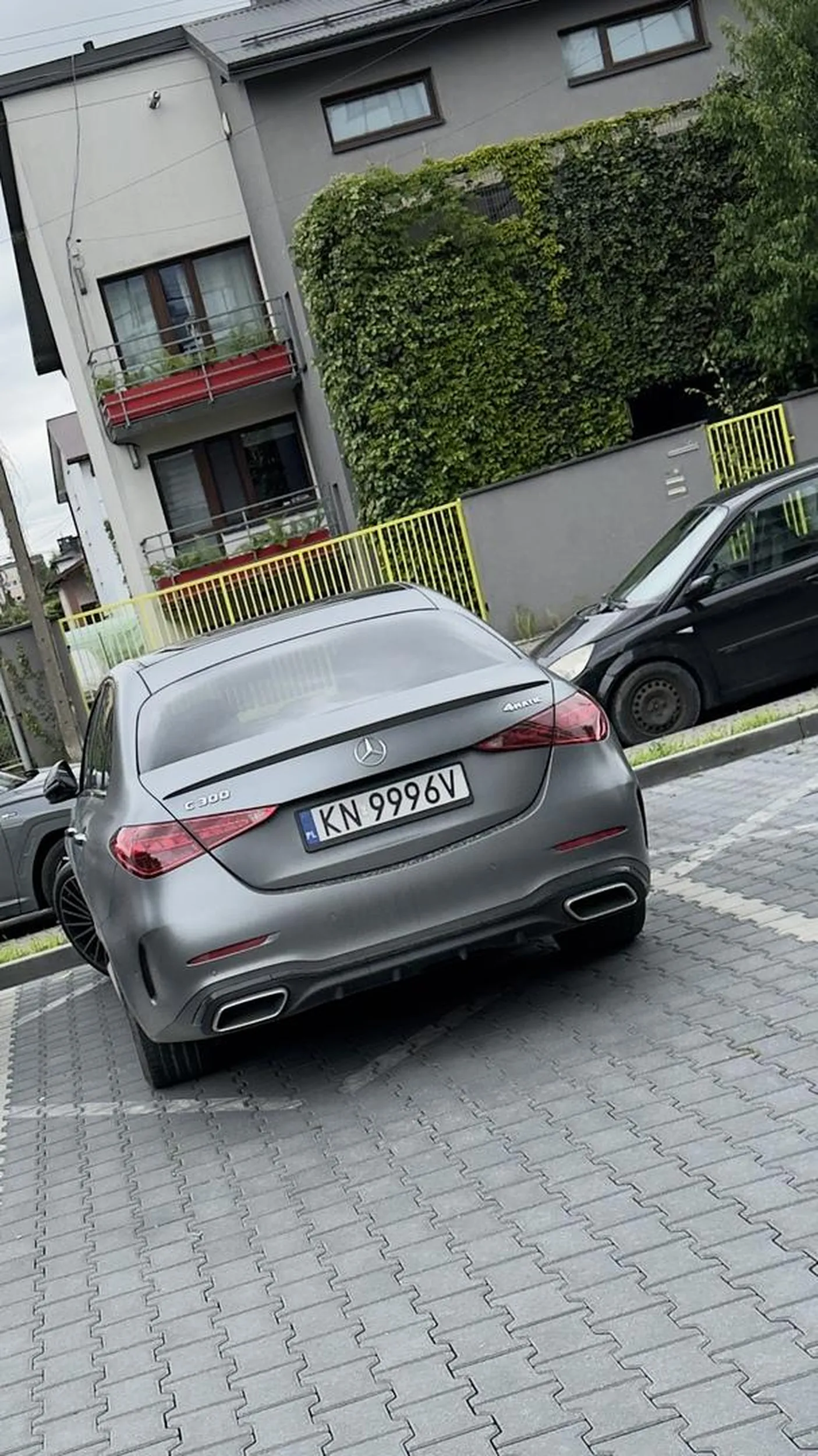 Kobieta parkuje na miejscach prywatnych mimo iż sklep posiada swój parking, a po drugie bez karty inwalidzkiej zaparkowała na miejscu dla inwalidów