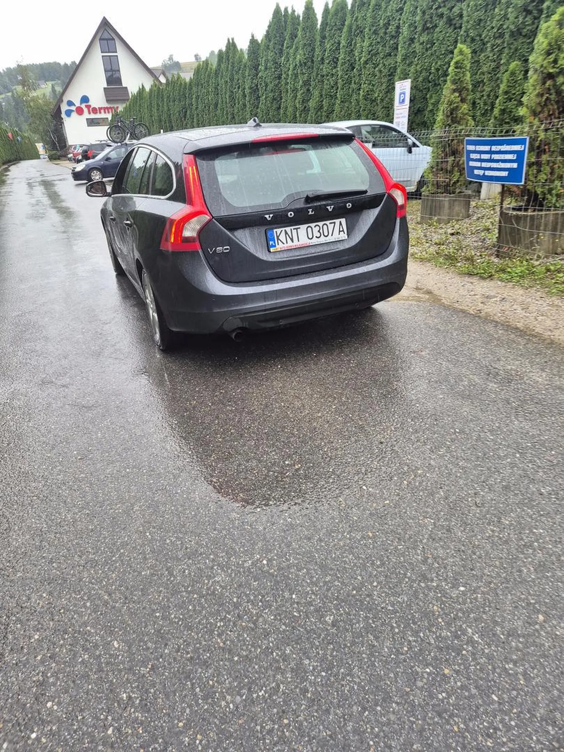 Rozumiem ze na ukrainie nie uczą  jak sie jezdzi,  ale przepisy ruchu drogowego w Polsce do czegoś zobowiązują. Proszę nauczyć sie, ze w Polsce kiedy idą ludzie  po pańskiej stronie  trzeba poczekać ( zatrzymać sie i dopiero gdy nic nie jeździe z naprzeciwka jechac. ) Nie pozdrawiam.