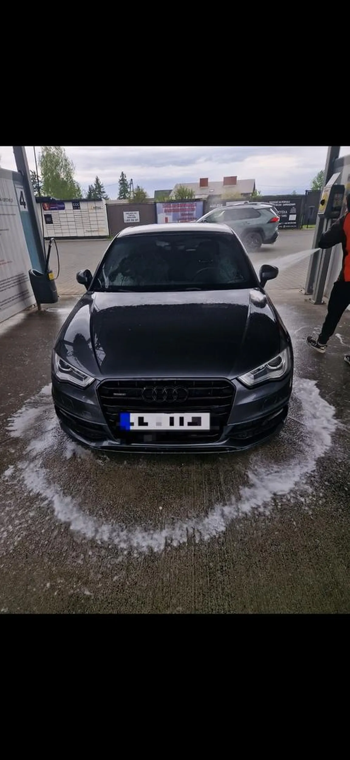 mega super kierowca z mega super autem