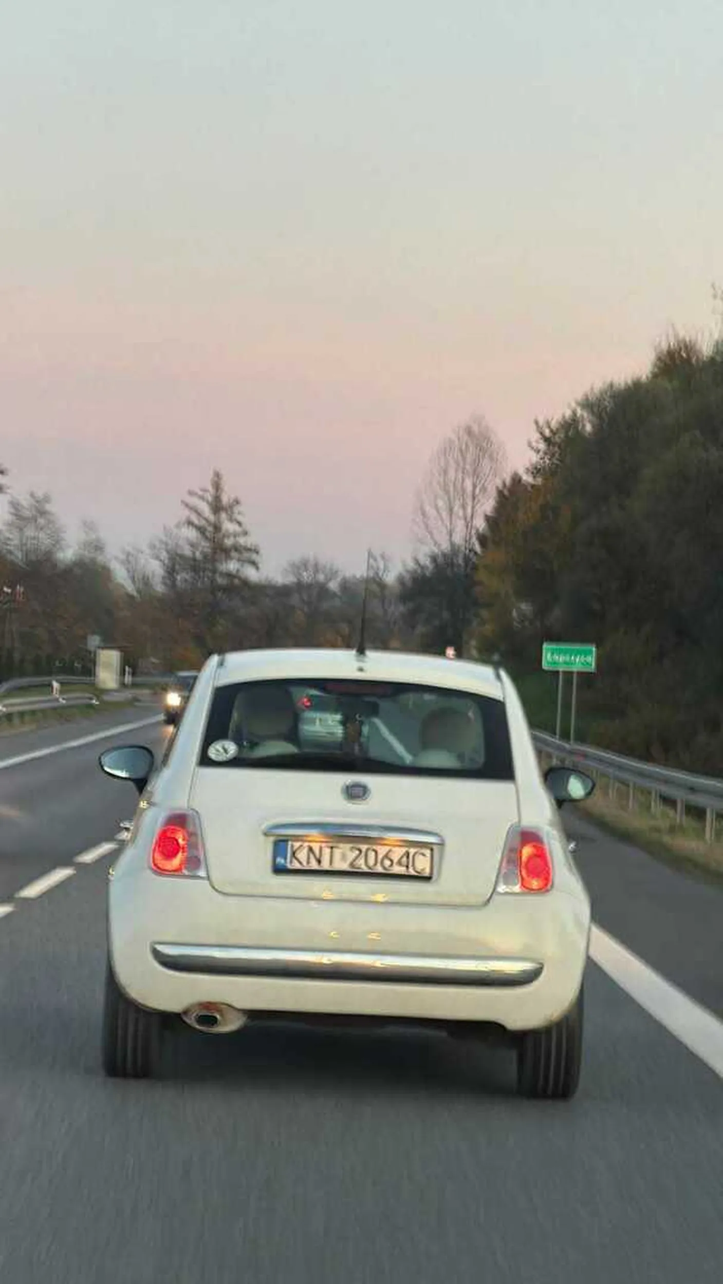 Prawo jazdy ewidentnie z jakiejś loterii,szanowna pani zajechała mi drogę podczas manewru wyprzedzania - gdzie był osobny pas. Nagle w momencie w której byłam na jej wysokości znikąd najechała na mój pas a ja tym samym na przeciwległy pas ruchu i musiałam zahamować ile się da w obawie przed możliwie nadjeżdżającymi pojazdami zza górki.. Przez jej idiotyzm auto, które było daleko za nami wyprzedziło NAS obie najzwyczajniejszym pasem ruchu bo przez jej cudowny pomysł ze zmianą pasa zakorkowałyśmy pas do wyprzedzania.. nie dość, że zajechała drogę to jeszcze bez prędkości zjechała na ten pas do wyprzedzania … używając gpsa z telefonu zapomniała o istnieniu lusterek i mózgu  ?później dojeżdżając do sygnalizacji zahamowała na prostym odcinku drogi ze względu na czerwone i mimo odległości między nami puściła hamulec- zero null i auto zaczęło jechać na moje… modle się dzięki Pani. Modle się żeby bóg trzymał w opiece ludzi bez umysłu. Następnym razem pamiętać… wyprzedzanie?! - gaz. Czerwone św