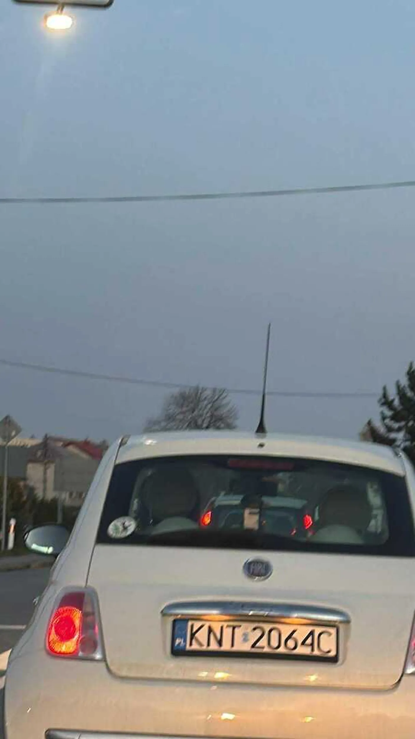 Prawo jazdy ewidentnie z jakiejś loterii,szanowna pani zajechała mi drogę podczas manewru wyprzedzania - gdzie był osobny pas. Nagle w momencie w której byłam na jej wysokości znikąd najechała na mój pas a ja tym samym na przeciwległy pas ruchu i musiałam zahamować ile się da w obawie przed możliwie nadjeżdżającymi pojazdami zza górki.. Przez jej idiotyzm auto, które było daleko za nami wyprzedziło NAS obie najzwyczajniejszym pasem ruchu bo przez jej cudowny pomysł ze zmianą pasa zakorkowałyśmy pas do wyprzedzania.. nie dość, że zajechała drogę to jeszcze bez prędkości zjechała na ten pas do wyprzedzania … używając gpsa z telefonu zapomniała o istnieniu lusterek i mózgu  ?później dojeżdżając do sygnalizacji zahamowała na prostym odcinku drogi ze względu na czerwone i mimo odległości między nami puściła hamulec- zero null i auto zaczęło jechać na moje… modle się dzięki Pani. Modle się żeby bóg trzymał w opiece ludzi bez umysłu. Następnym razem pamiętać… wyprzedzanie?! - gaz. Czerwone św