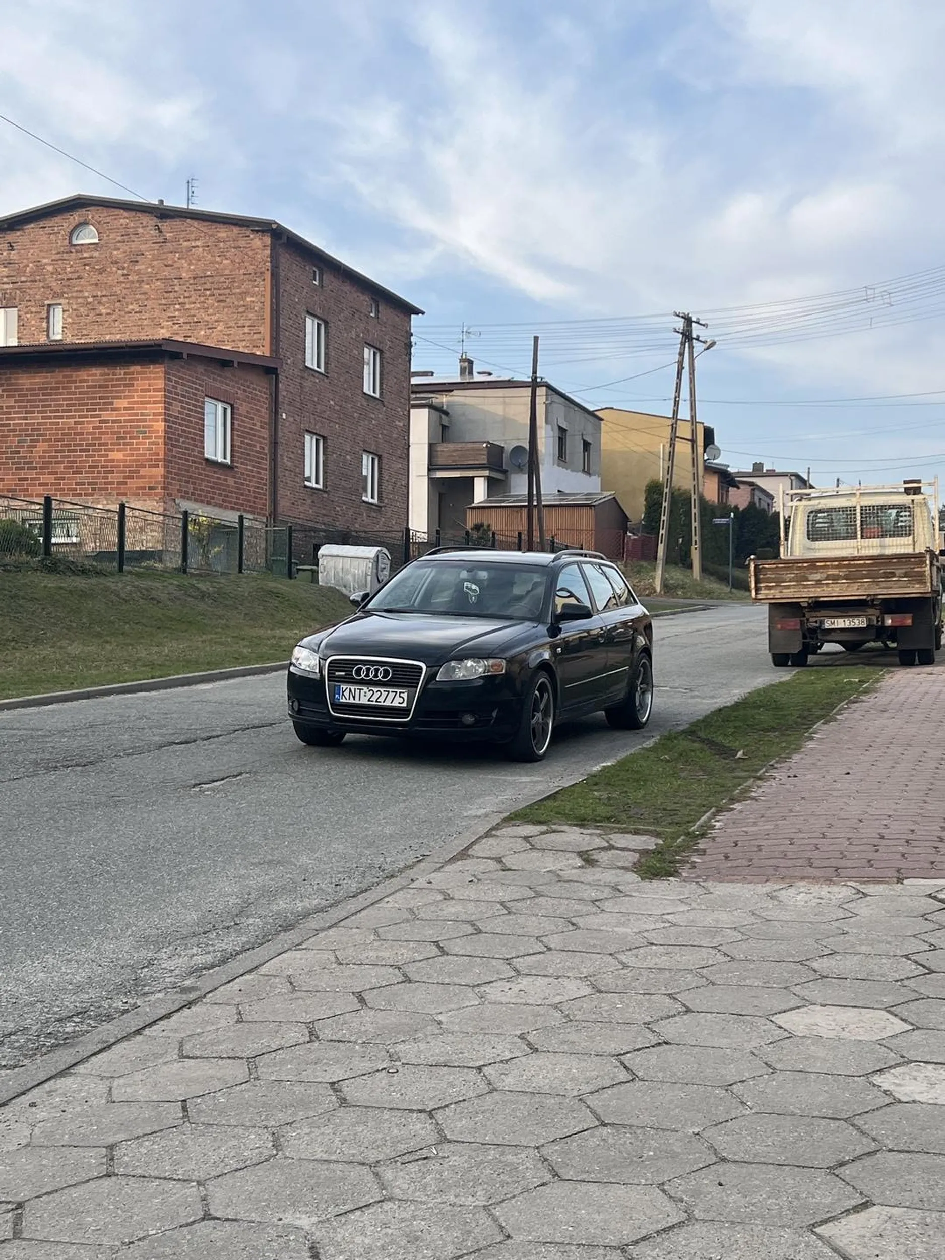 Jak wszyscy parkują na trawniku tak kierowca z Audi postawił samochód prosto na drodze