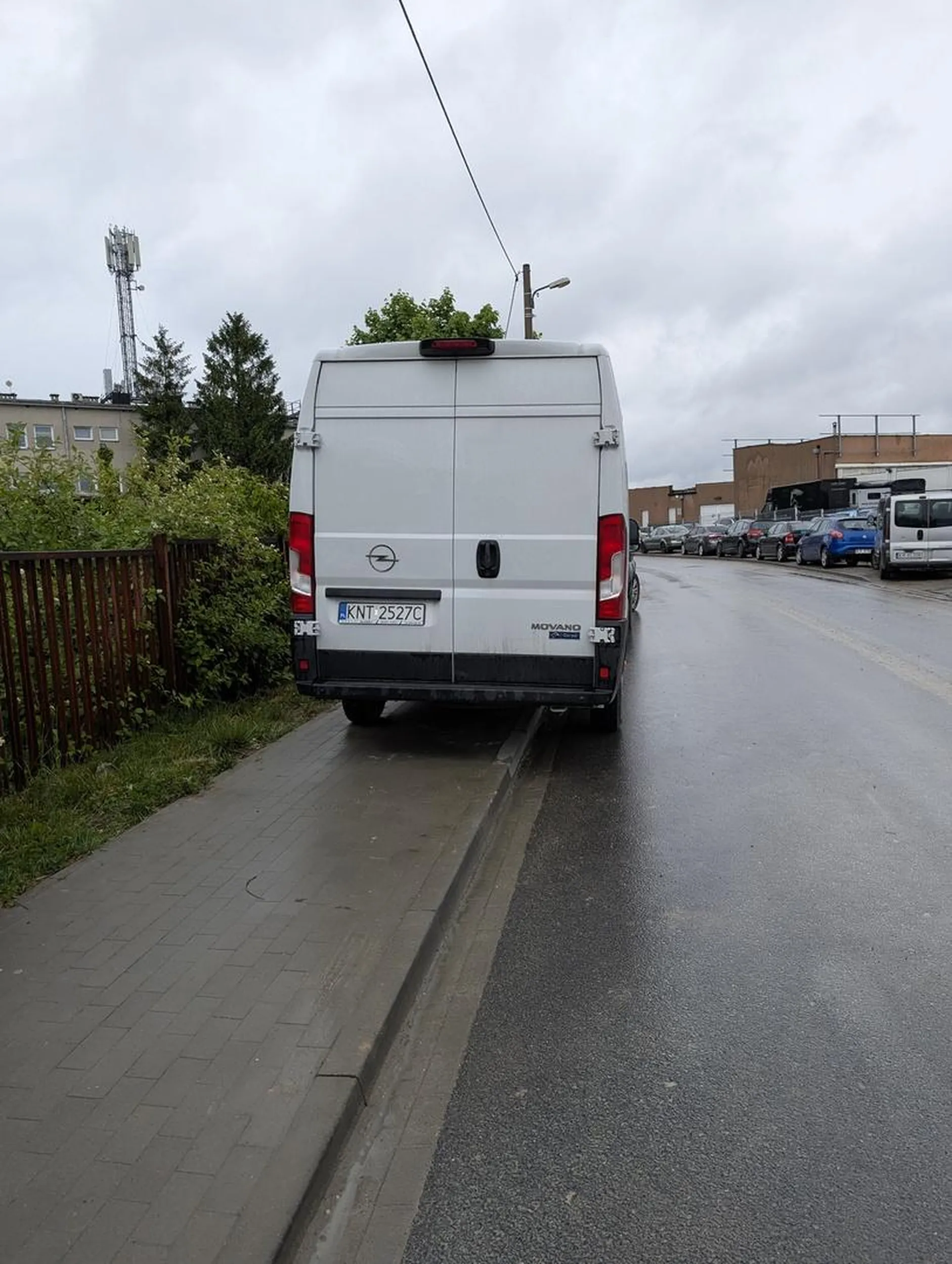 Pajac staje na calym chodniku