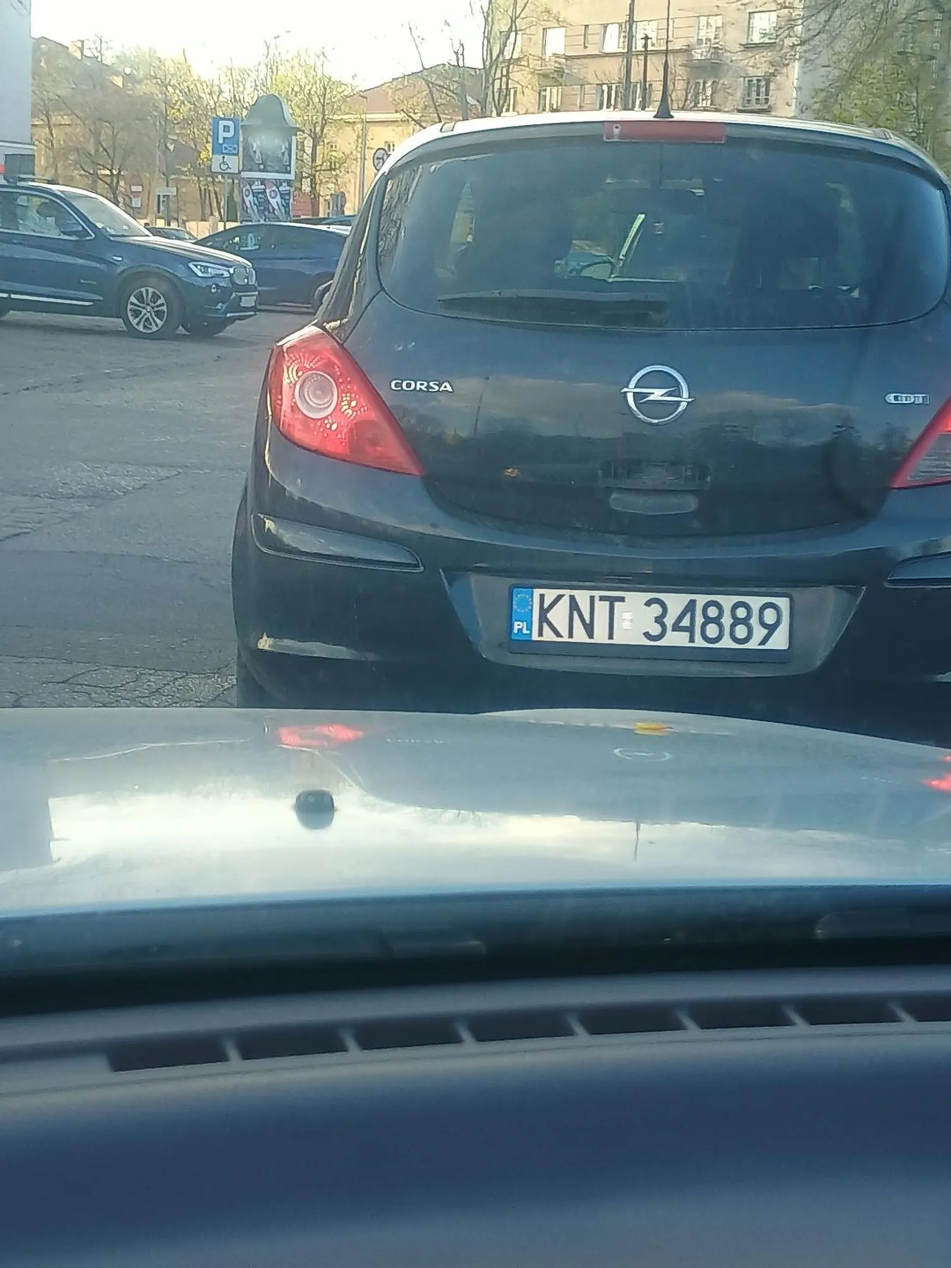 Uwaga na tego cvela, jeździ buspasem, wpierdala się z pasa do jazdy prosto na skręt w prawo, oczywiście nie wie do czego służy ta wajcha, po lewej stronie. Chyba na codzienn jeździ E46, a Corsę pożyczył od babci. Dobrze że zauważyłem rejestrację owcofila KNT, to mogłem uważać aż coś odyebie nie myliłem się.