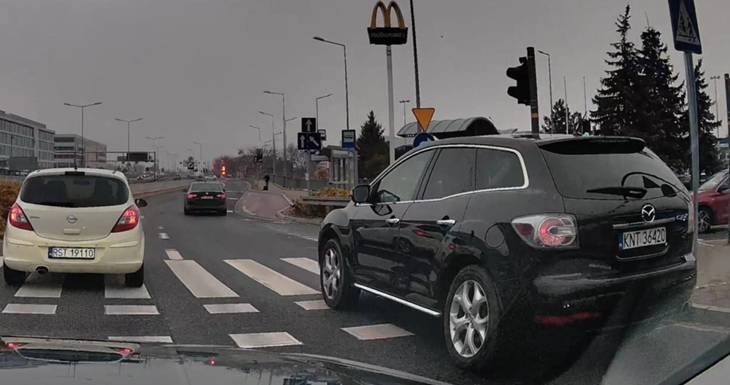 gówniarz nie ogarnia prowadzenia samochodu