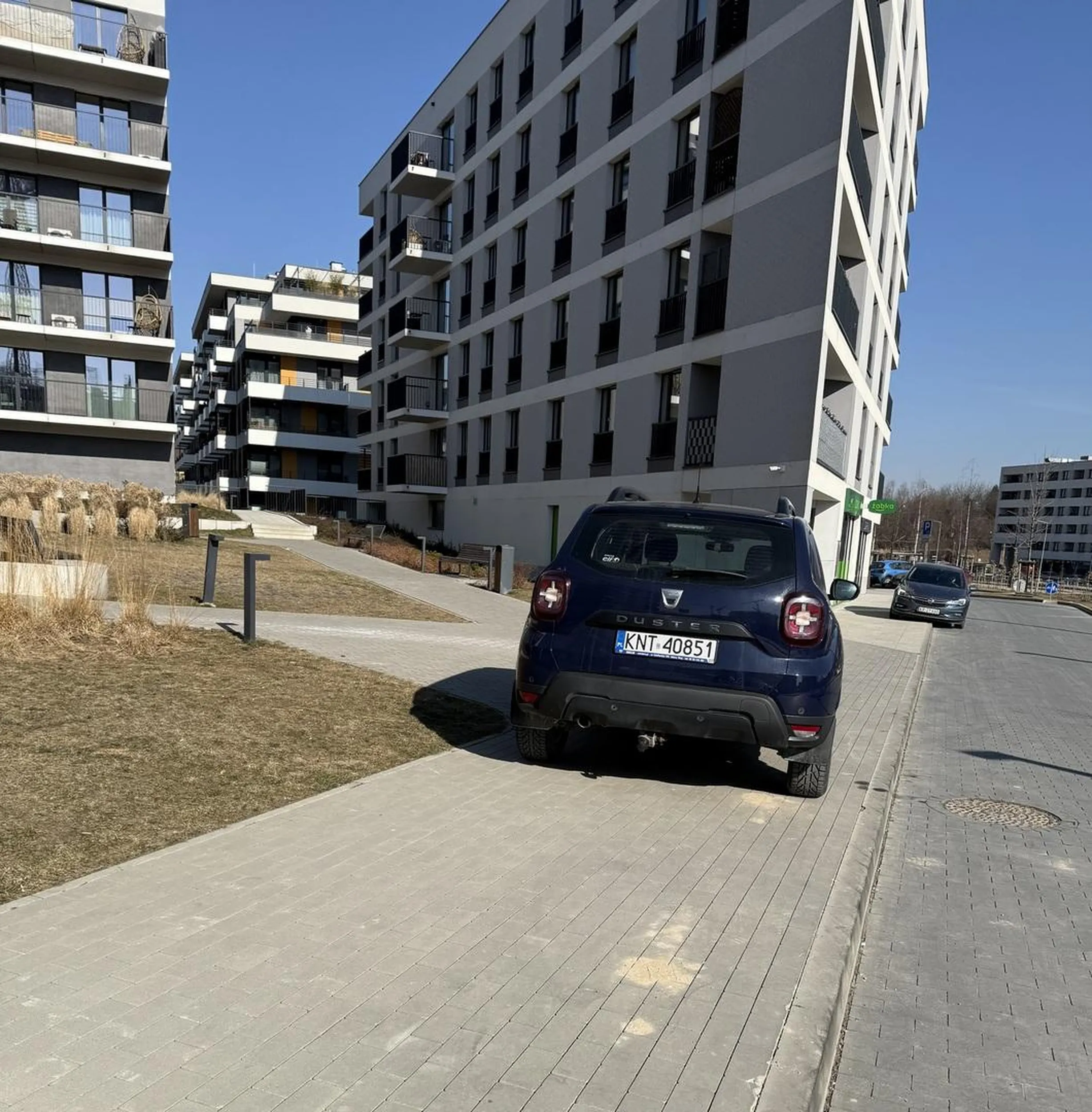 Parkuje się na chodniku