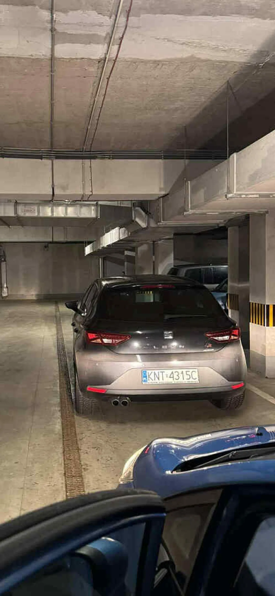 Pięknie stanąłeś na środku podziemnego parkingu uniemożliwiając przejazd ?