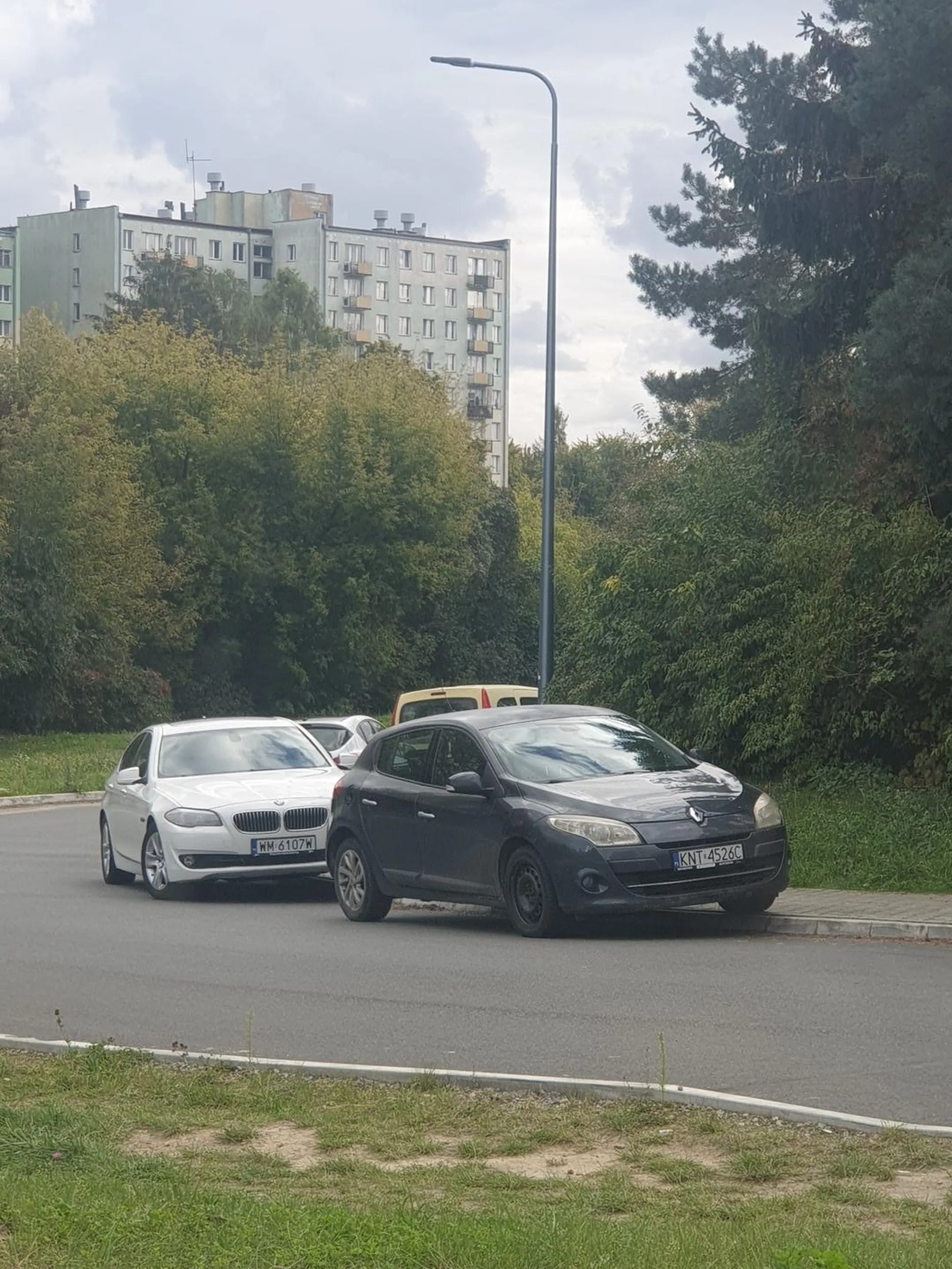 czy możesz przestać parkować jak k*tas na skrzyżowaniu sowińskiego i wyczółkowskiego, przez ciebie nic nie widać