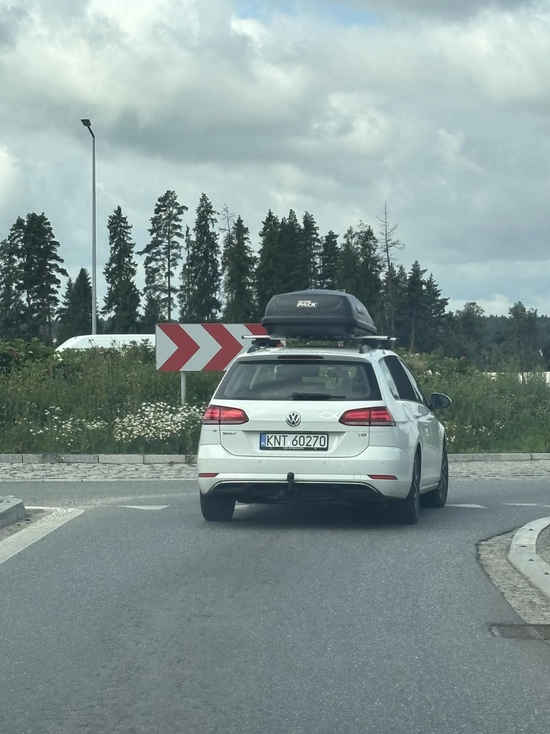 Wyrzucił worek z śmieciami na środek ulicy