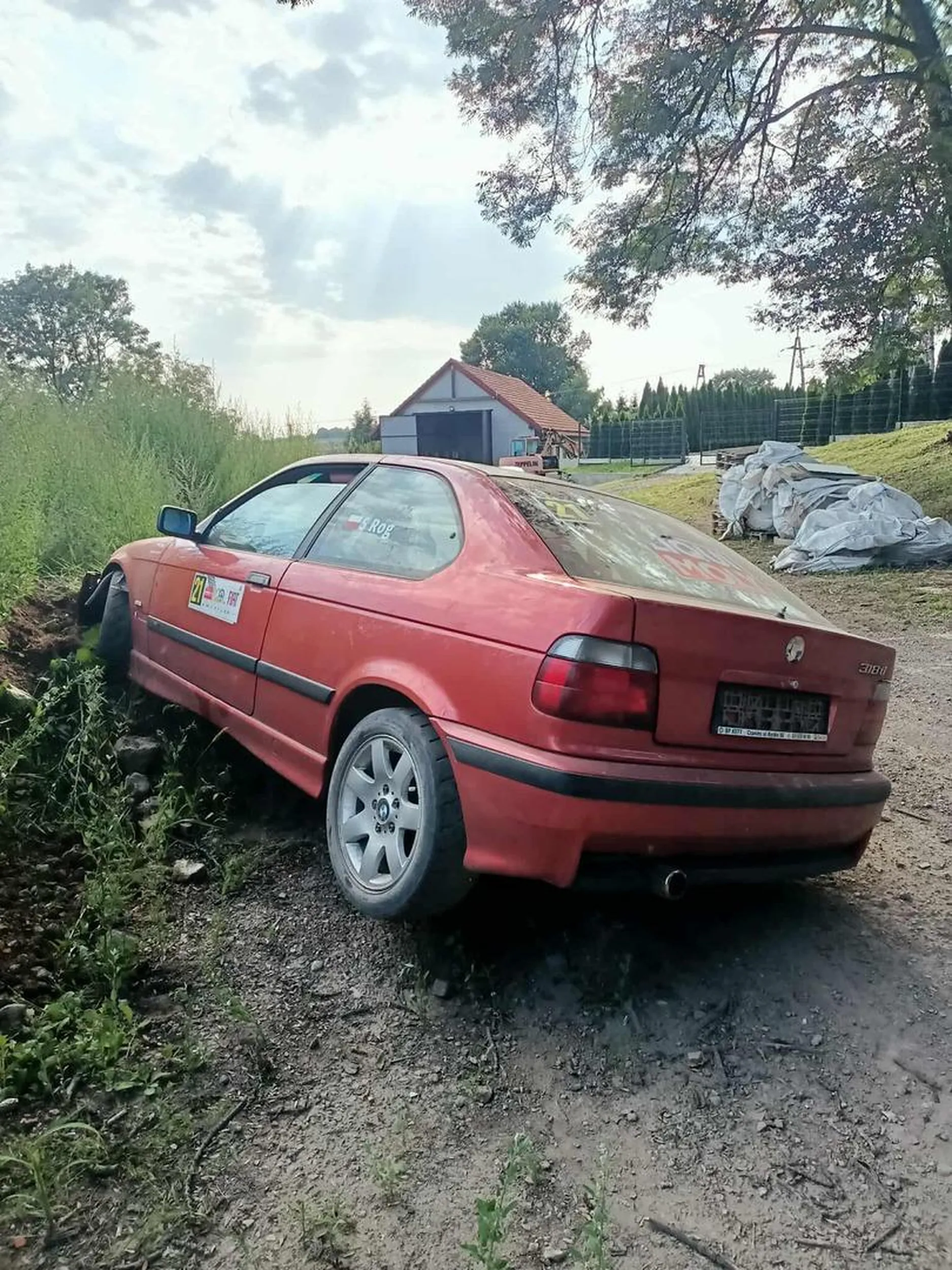 Kierowca driver błyskawica BMW w zaspie