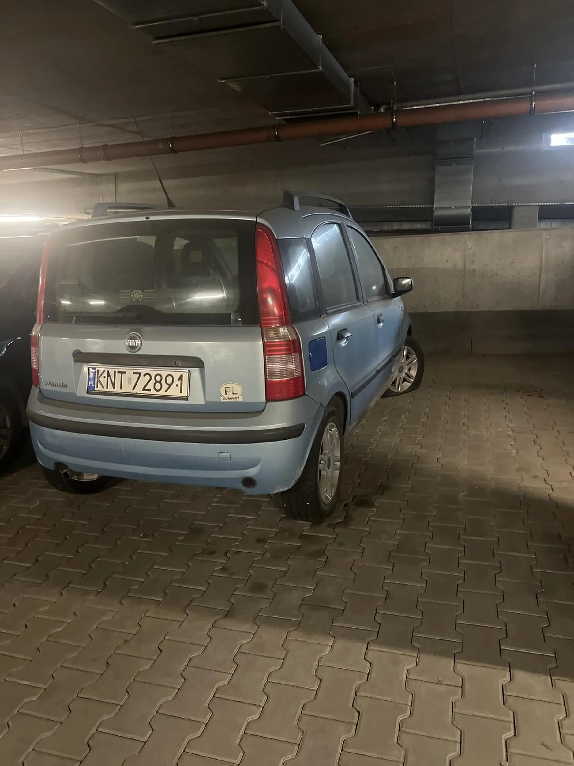 Postawił  zloma, od kilku miesięcy stoi na parkingu podziemnym stawrzajac zagrożenie