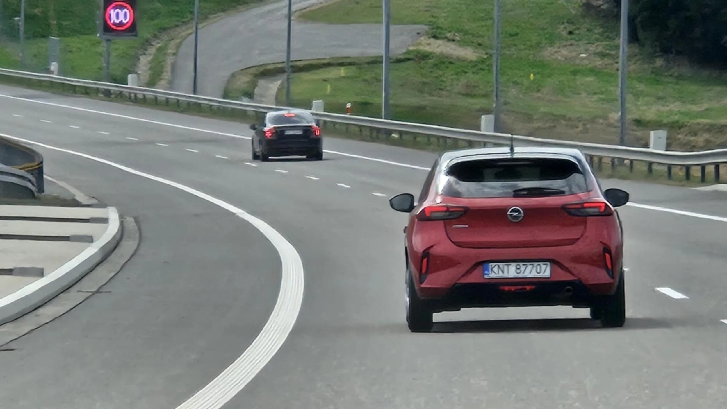 Jazda za tym kierowcą to czysta przyjemność. Korzysta z kierunkowskazów, patrzy w lusterka, odpowiednio wcześniej zmienia pas ruchu. Do tego wszystko płynnie. Bardzo przewidywalnie zachowuje się w trakcie jazdy po drogach szybkiego ruchu. Jadąc za kimś takim człowiek odrazu czuje się bezpieczniej. Jazda 10/10 Pozdrawiam.