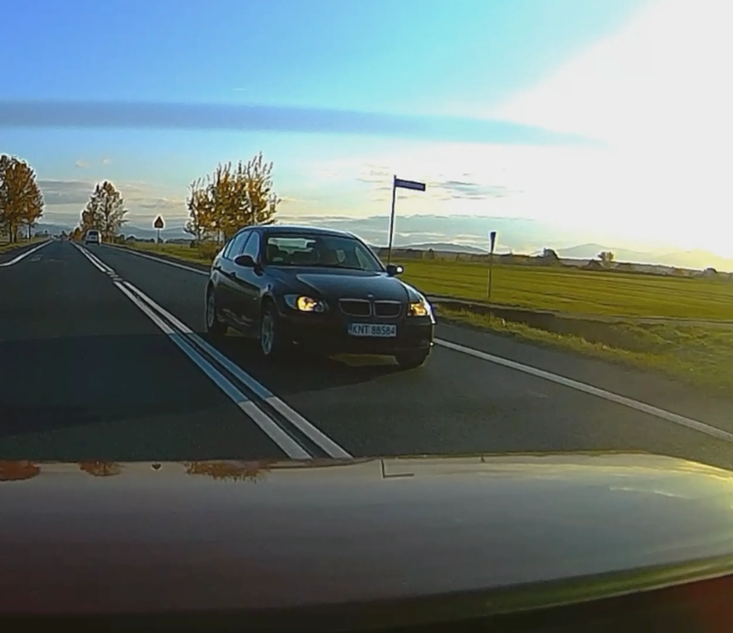 Wybrał idealne miejsce na wyprzedzanie. Marka przypadkowa oczywiście