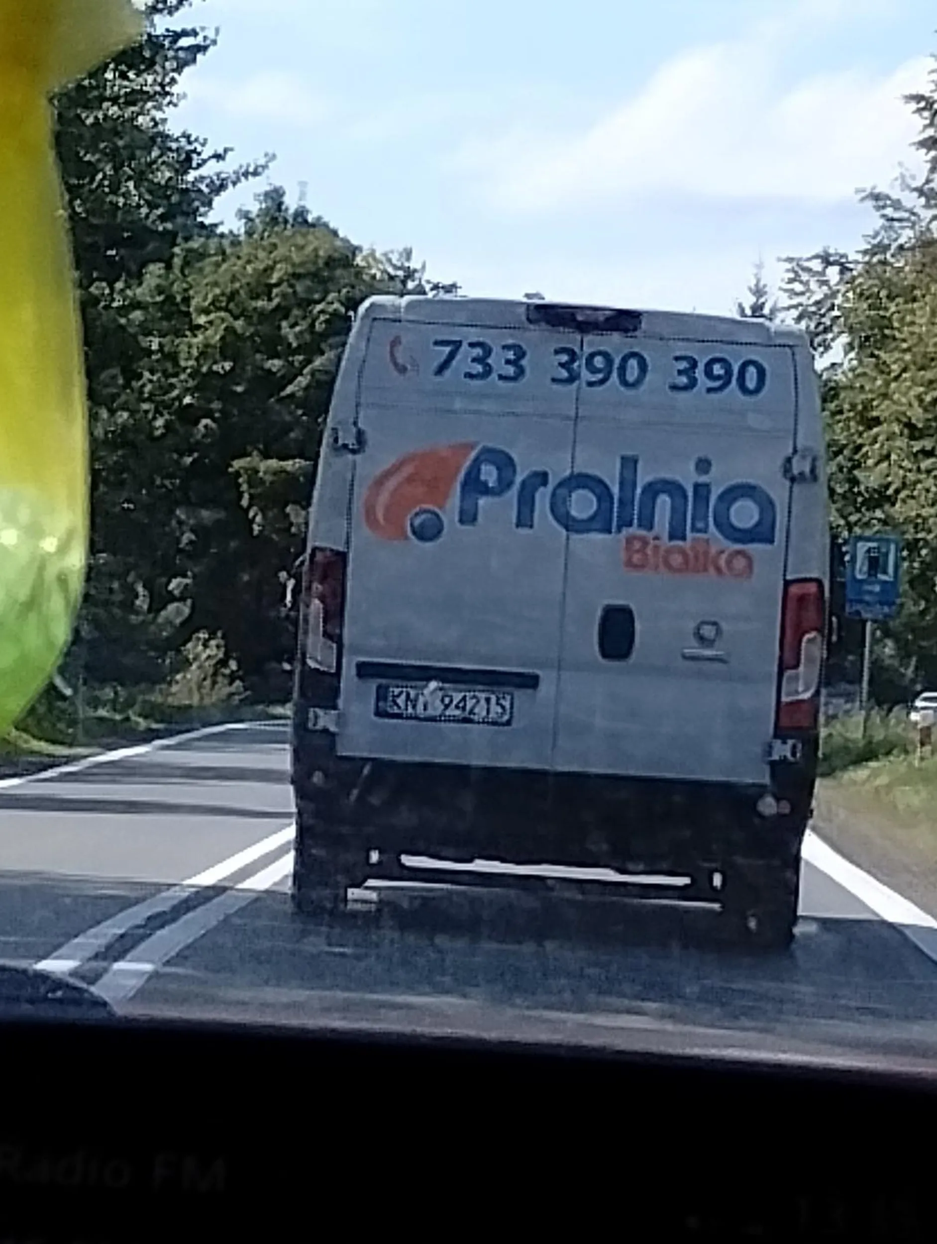 Jechał 35, wyprzedziliśmy go więc na przerywanej, ale kierowca poczuł się urażony, przyspieszył, wyprzedził nas i jeszcze zahamował przed maską nam, poprostu chamstwo.