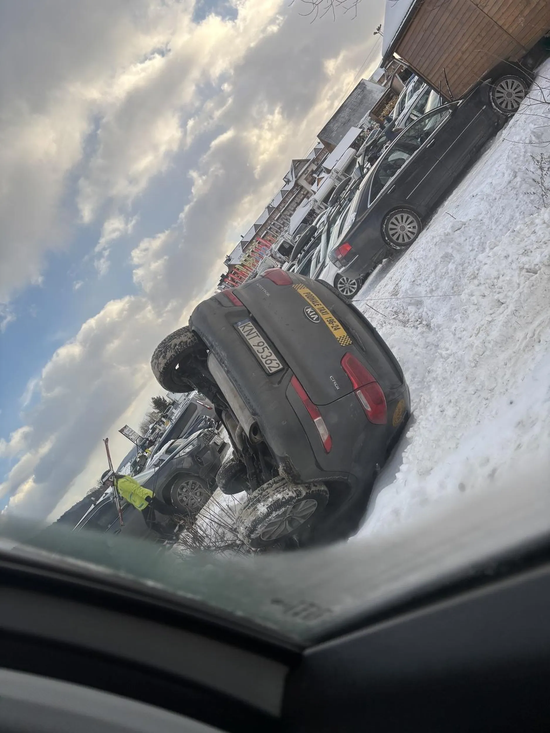 kierowca to jakiś wariat, parkuje w rowie