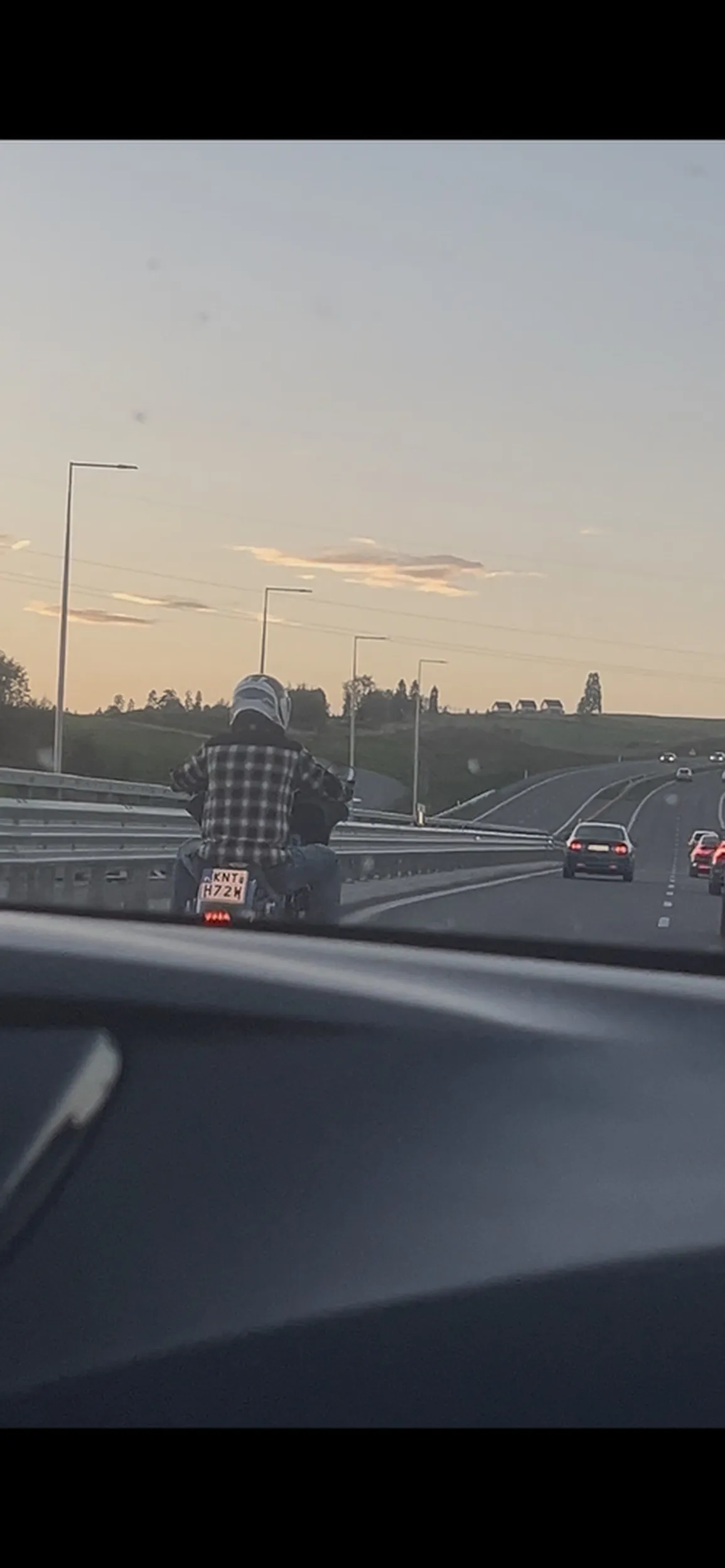 Matoł, wciska się na zakopiance na milimetry między autami, ma pretensję i potem hamuje i pokazuje środkowy palec