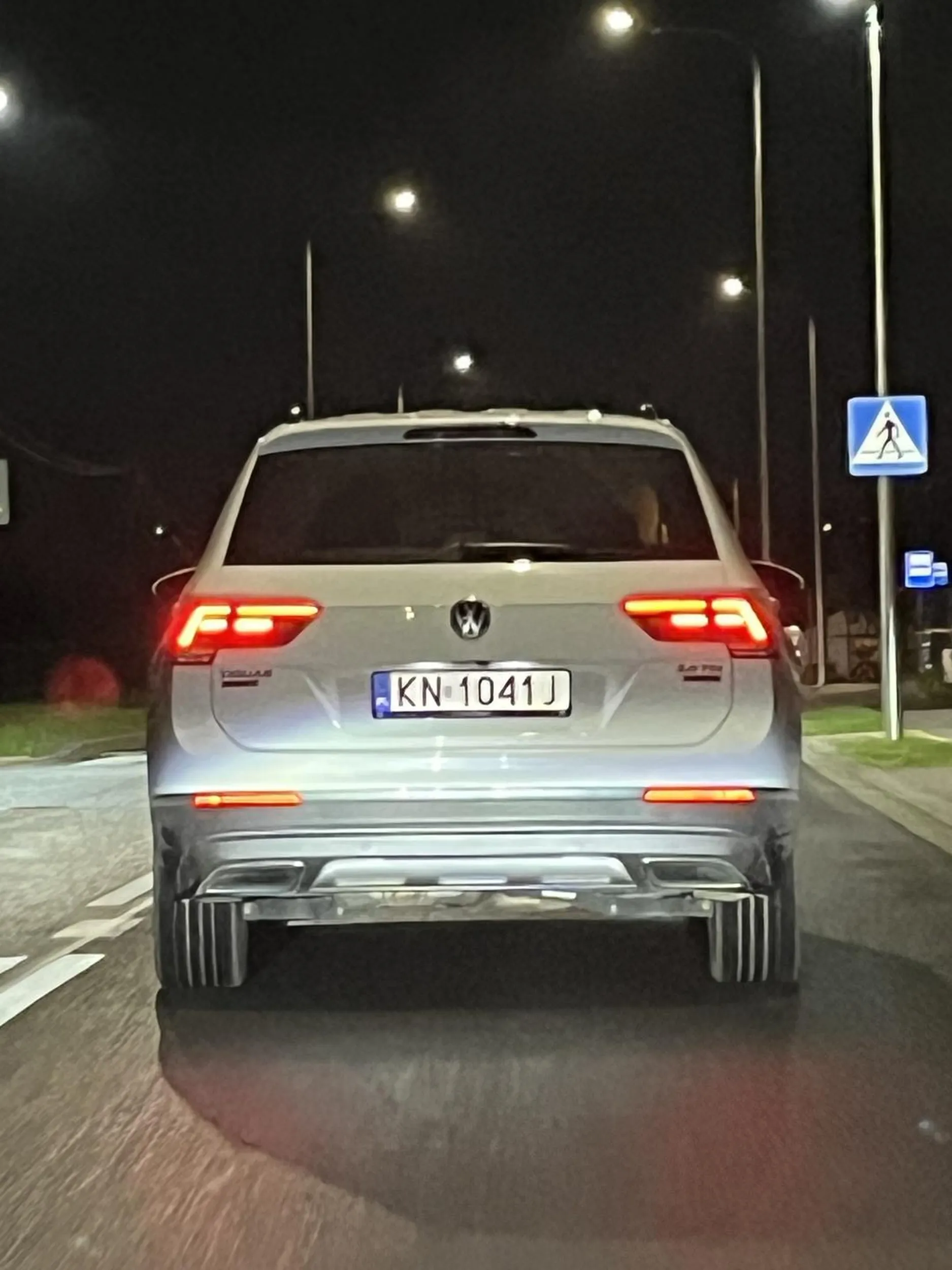 Uwaga Chciałbym ostrzec przed kierowcą który prowokuje innych na drodze. Najpierw blokował dwa pasy ruchu na wysokości korala na moście przez co dwa pojazdy nie mogły zmienić pasa ruchu na swój wybrany. Następnie przyspieszył i wyprzedził mnie tylko dlatego by zrobić to samo zaraz przed rondem. Na odcinku od ronda do wiaduktu, osobnik ten jeździł slalomem. Mam podejrzenie że był pod wpływem środków niedozwolonych.