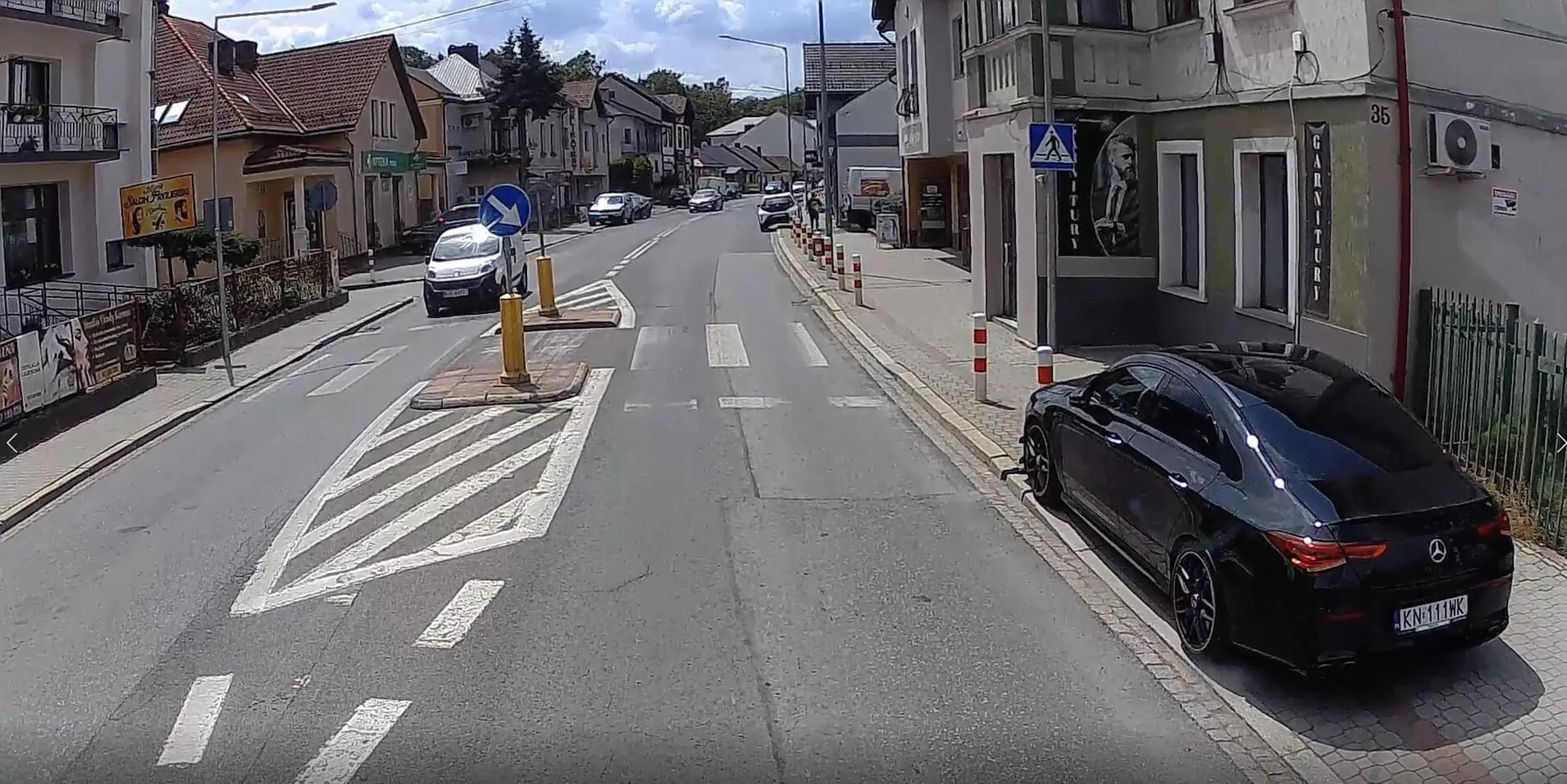 Kierowca nie zachował odstępu 10 metrów od przejścia dla pieszych co gorsza zasłania widoczność i naraża na niebezpieczeństwo pieszego którego nie widać z powodu zaparkowanego tam auta.