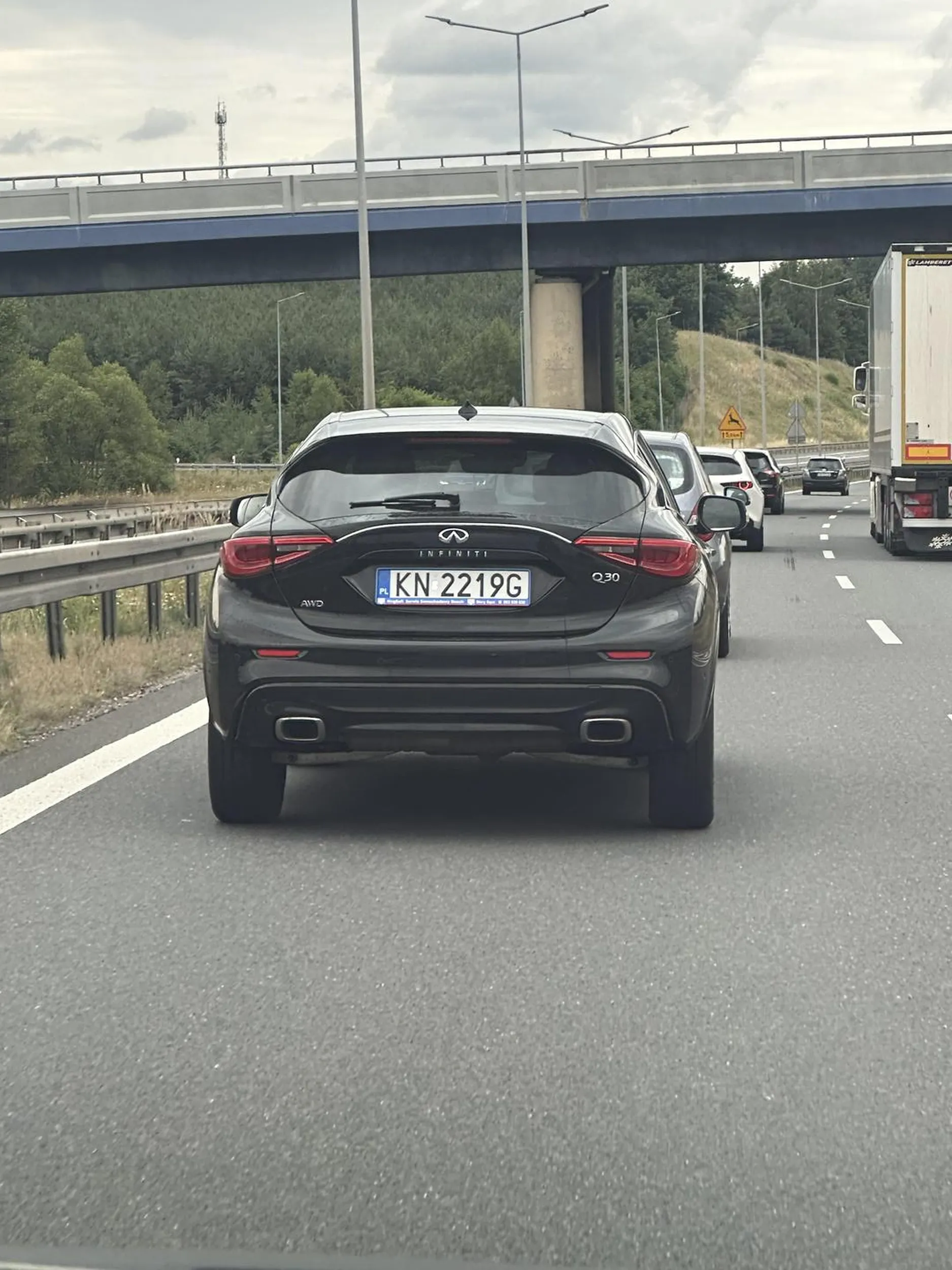 Bardzo szybko jeździ! Wyprzedza prawą stroną, zajeżdza drogę i hamuje przed Twoim pojazdem.