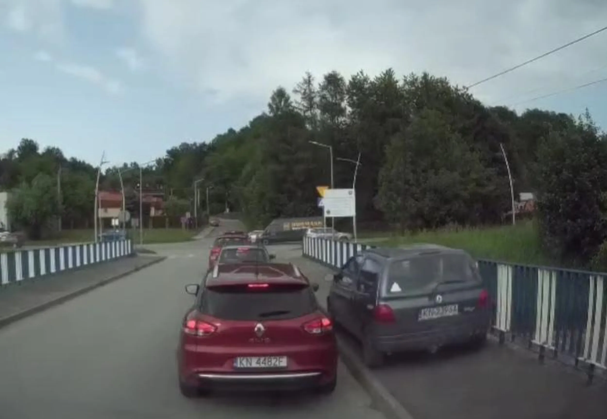 matołek jeździ po chodniku w sączu