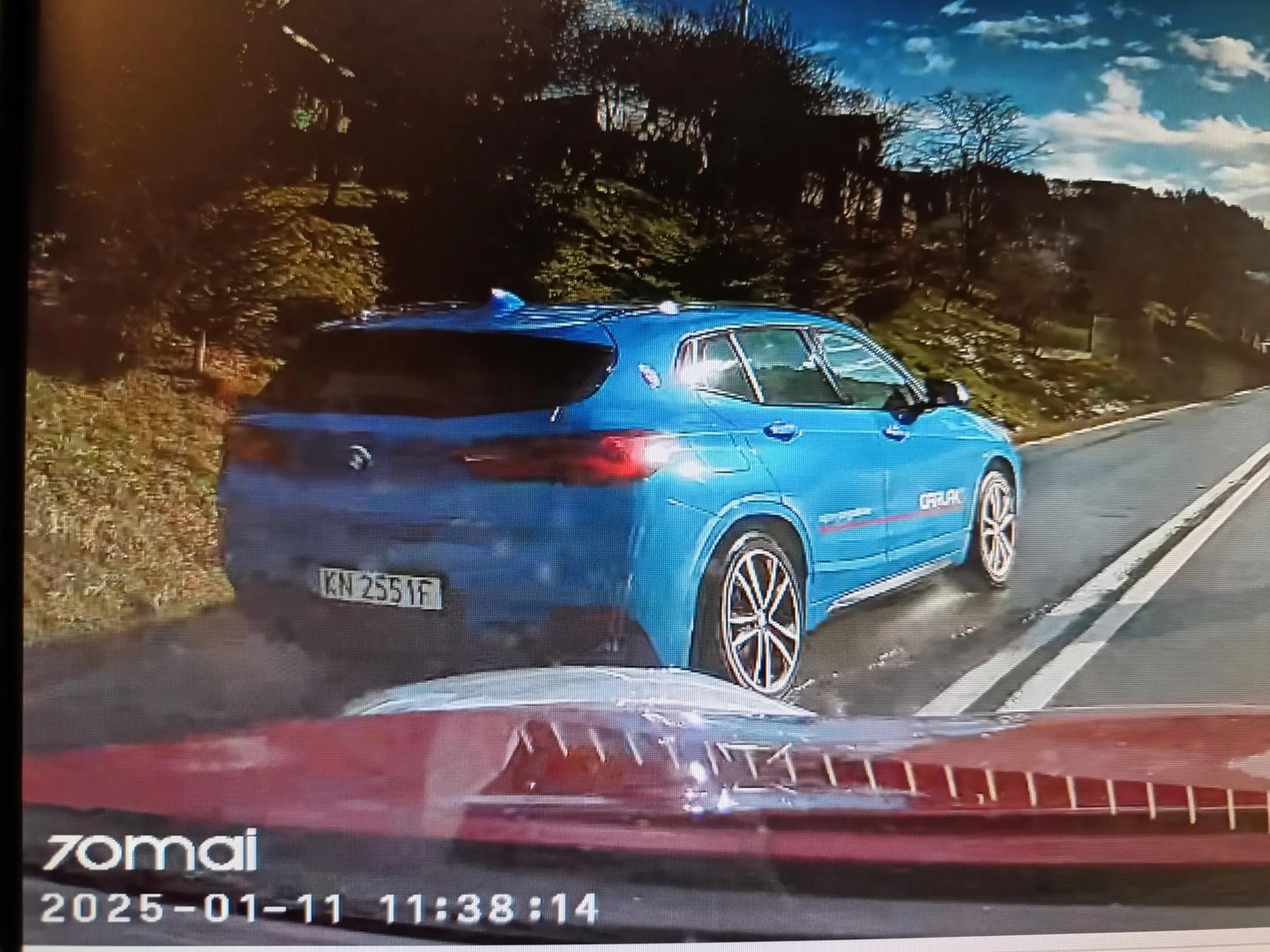 Wyprzedzanie na podwójnej ciągłej tuż przed zakrętem.