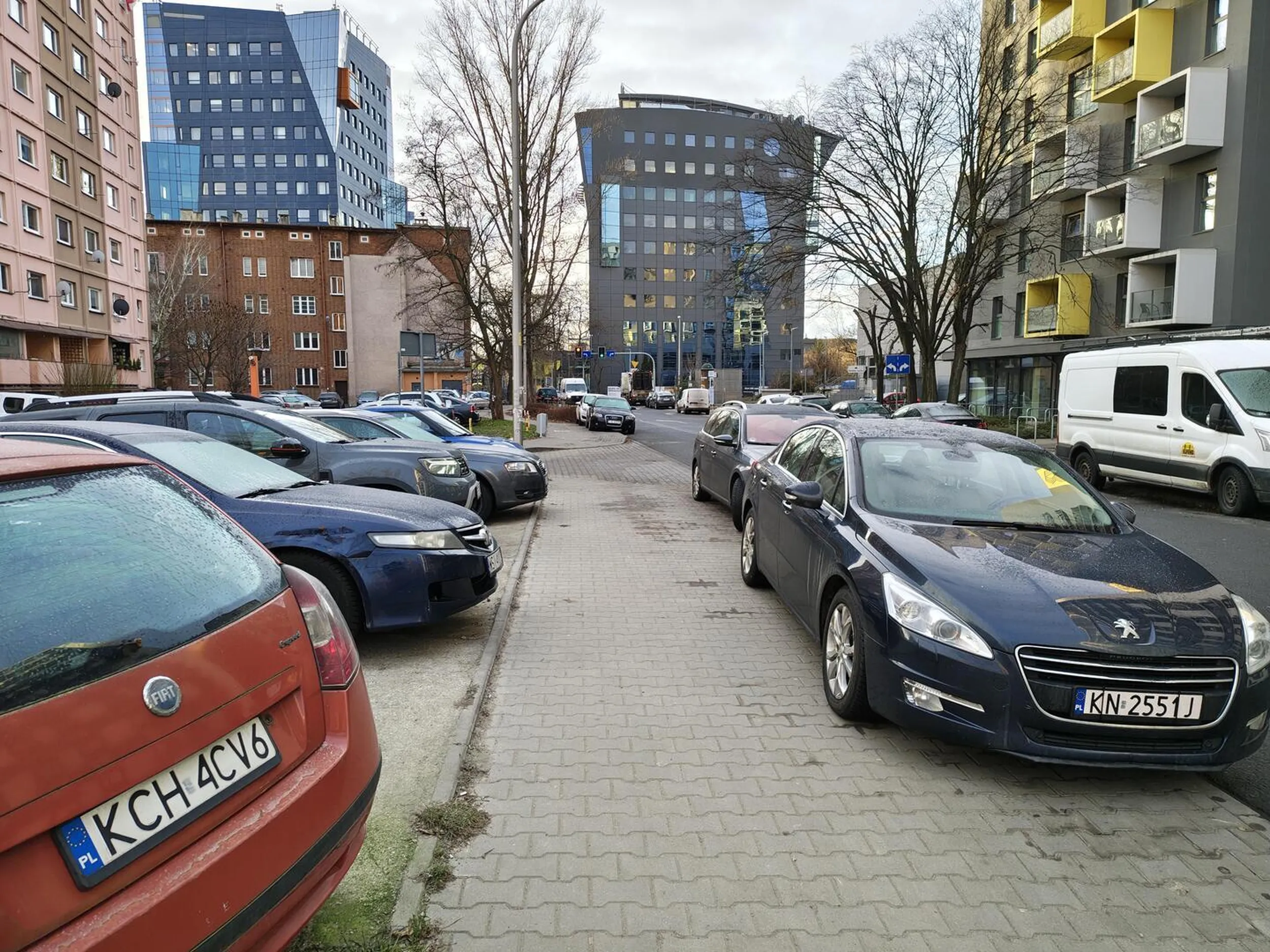 Jedno z dwóch aut które zostało postawione prostopadle do innych aut blokując je przed wyjazdem... Kto tak parkuje!