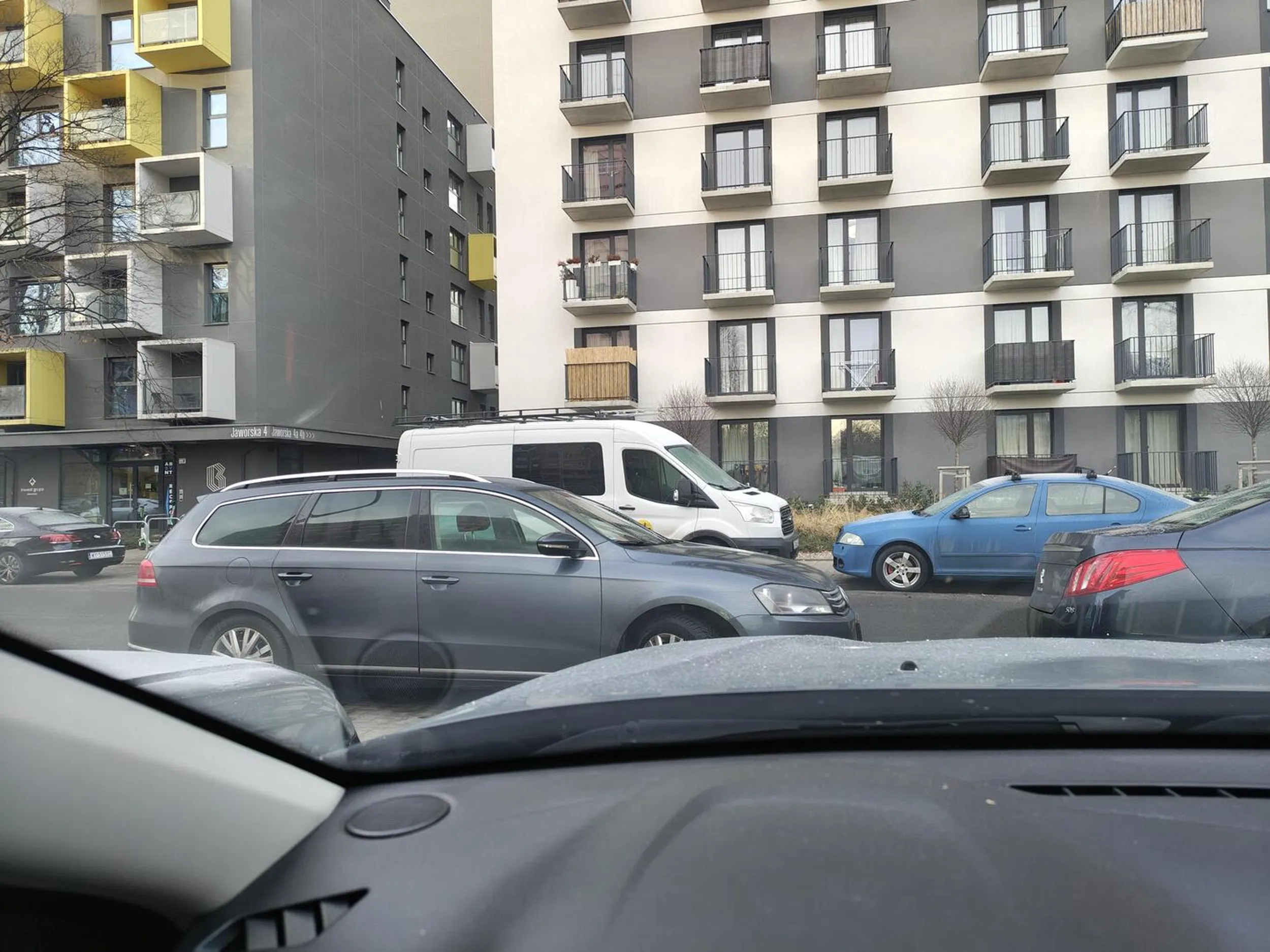 Jedno z dwóch aut które zostało postawione prostopadle do innych aut blokując je przed wyjazdem... Kto tak parkuje!