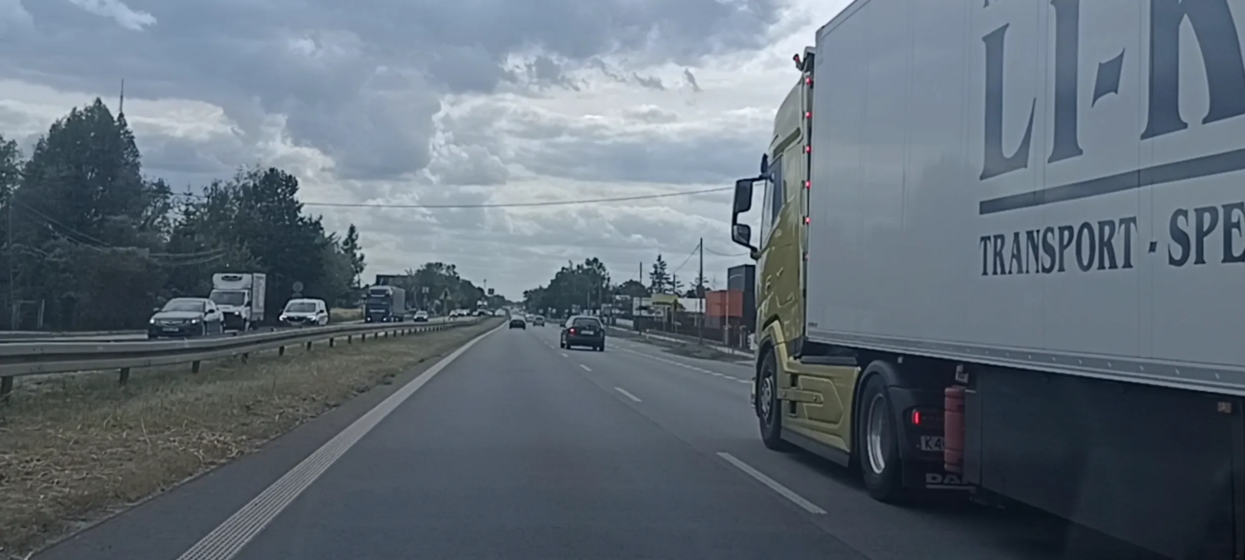 Wyprzedzanie na przejściu dla pieszych z prawej strony i do tego z prędkością 90 km/h przy ograniczonej prędkości do 70 km/h