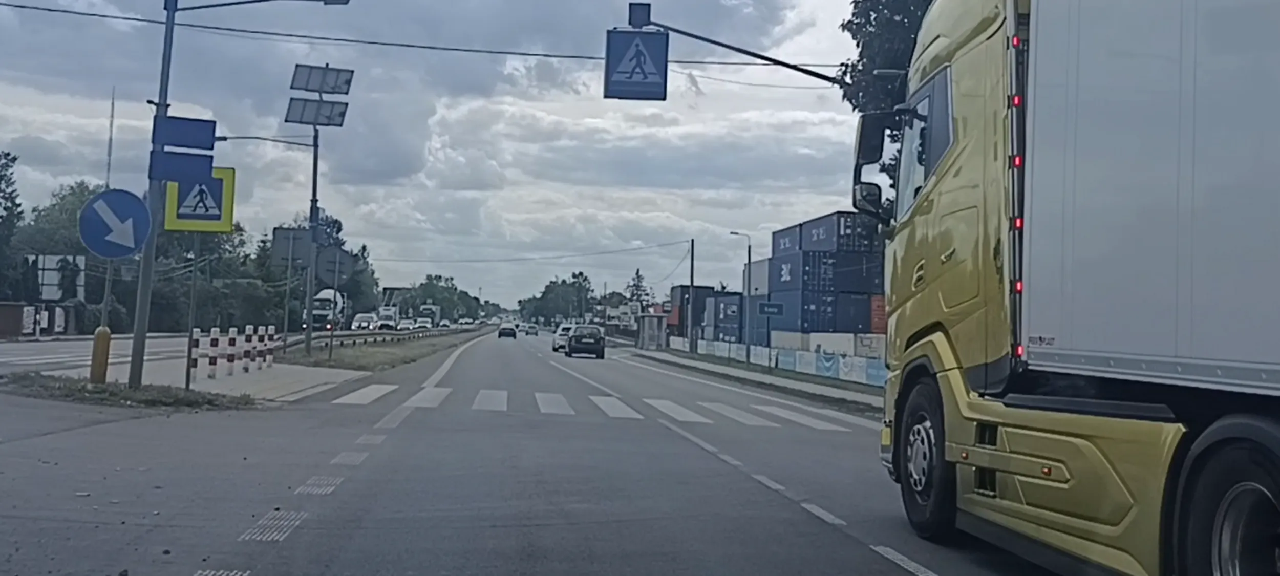 Wyprzedzanie na przejściu dla pieszych z prawej strony i do tego z prędkością 90 km/h przy ograniczonej prędkości do 70 km/h