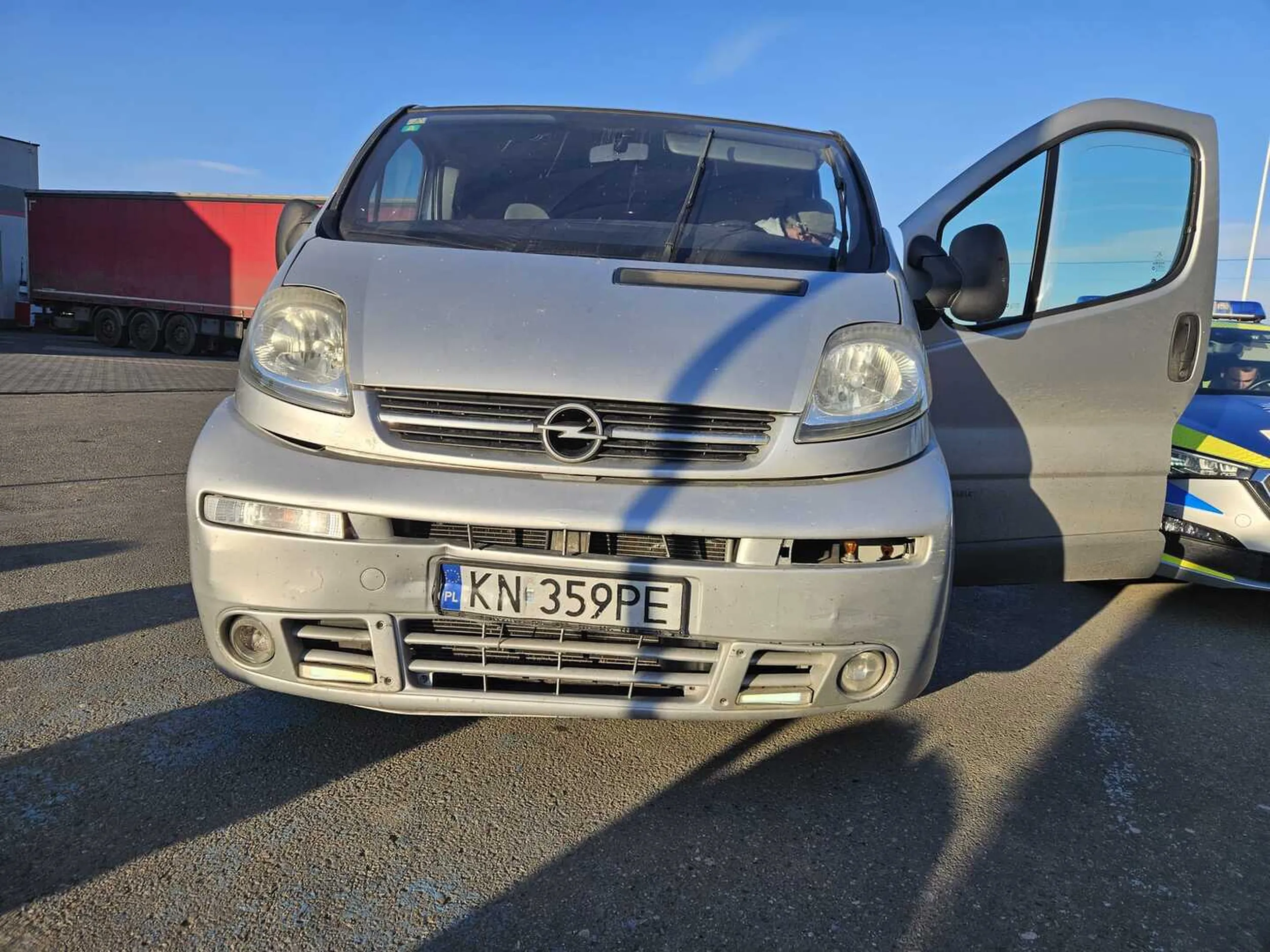 Wyjątkowe bydlę drogowe które do samochodu niedawno przesiadło się z furmanki albo taczek. Rozbił młodym ludziom super autko starymi taczkami bo za wolno jechali a jak hamowali przed pieszym na pasach to przyje... w ich tył. O mało nie zabił 2 miesięcznego dziecka.