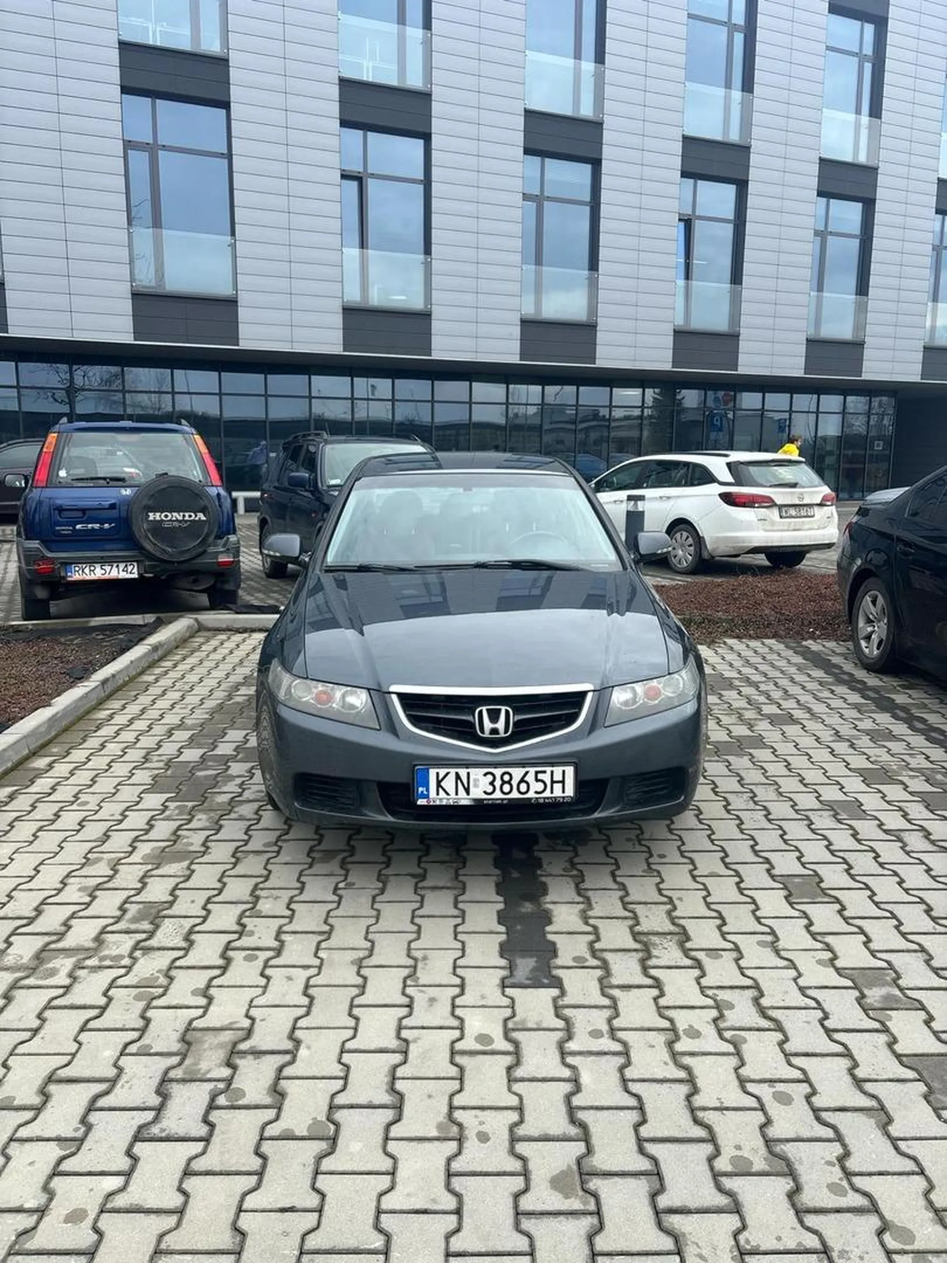 zywkły burak i idio***a ??? Specjalnie zastawia miejsca parkingowe