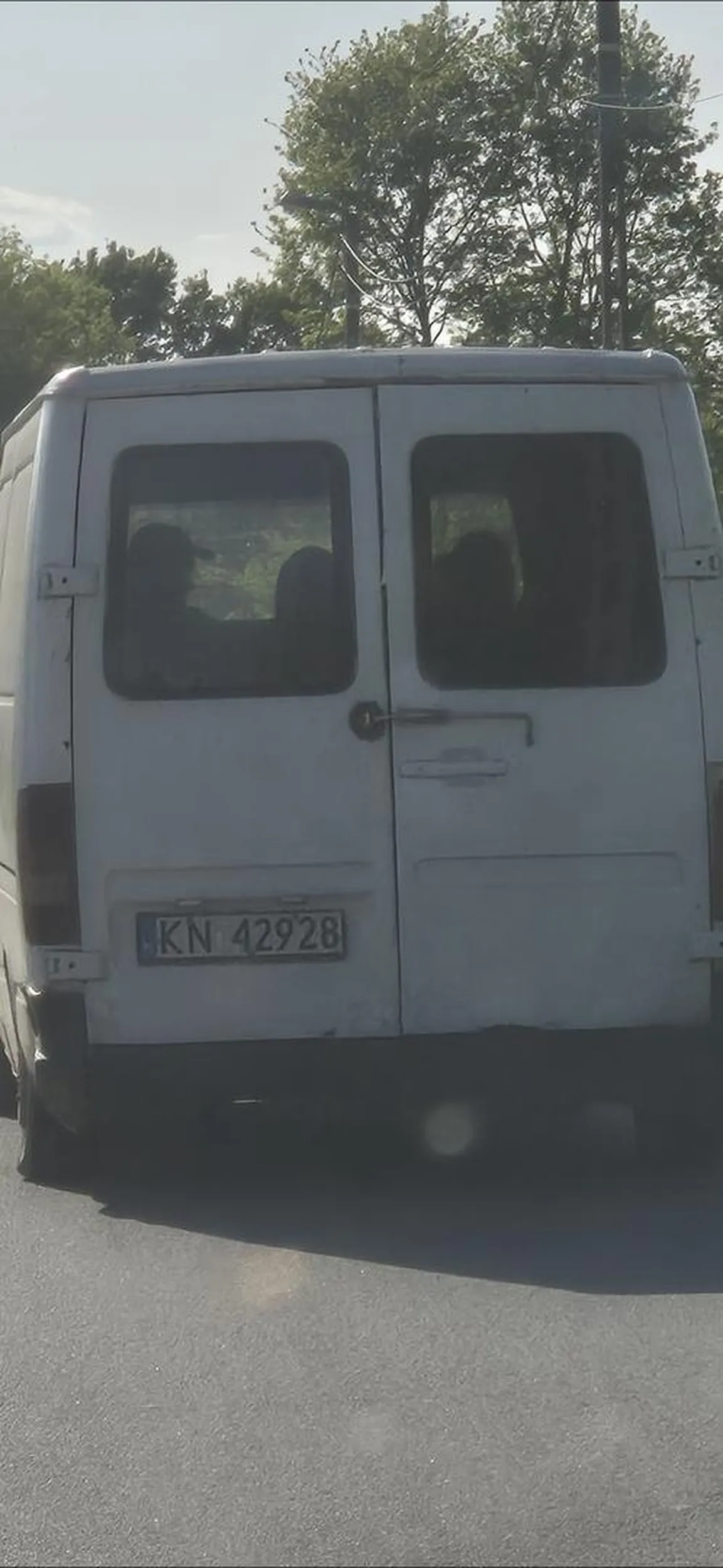 Takie samochody nadają się na złom a nie do jazdy panie kierowco dodatkowo samochód jest przeładowany chętnie inspekcja się zajmie pańskim samochodem