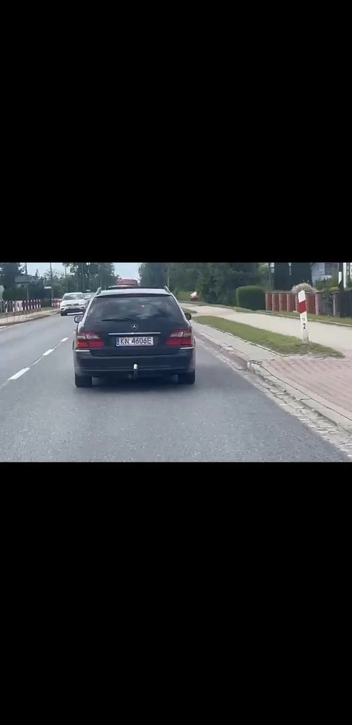 Idota agresywnie  przyspiesza podczas wyprzedzania go motocyklem, uwazać na niego , mercedes kombi